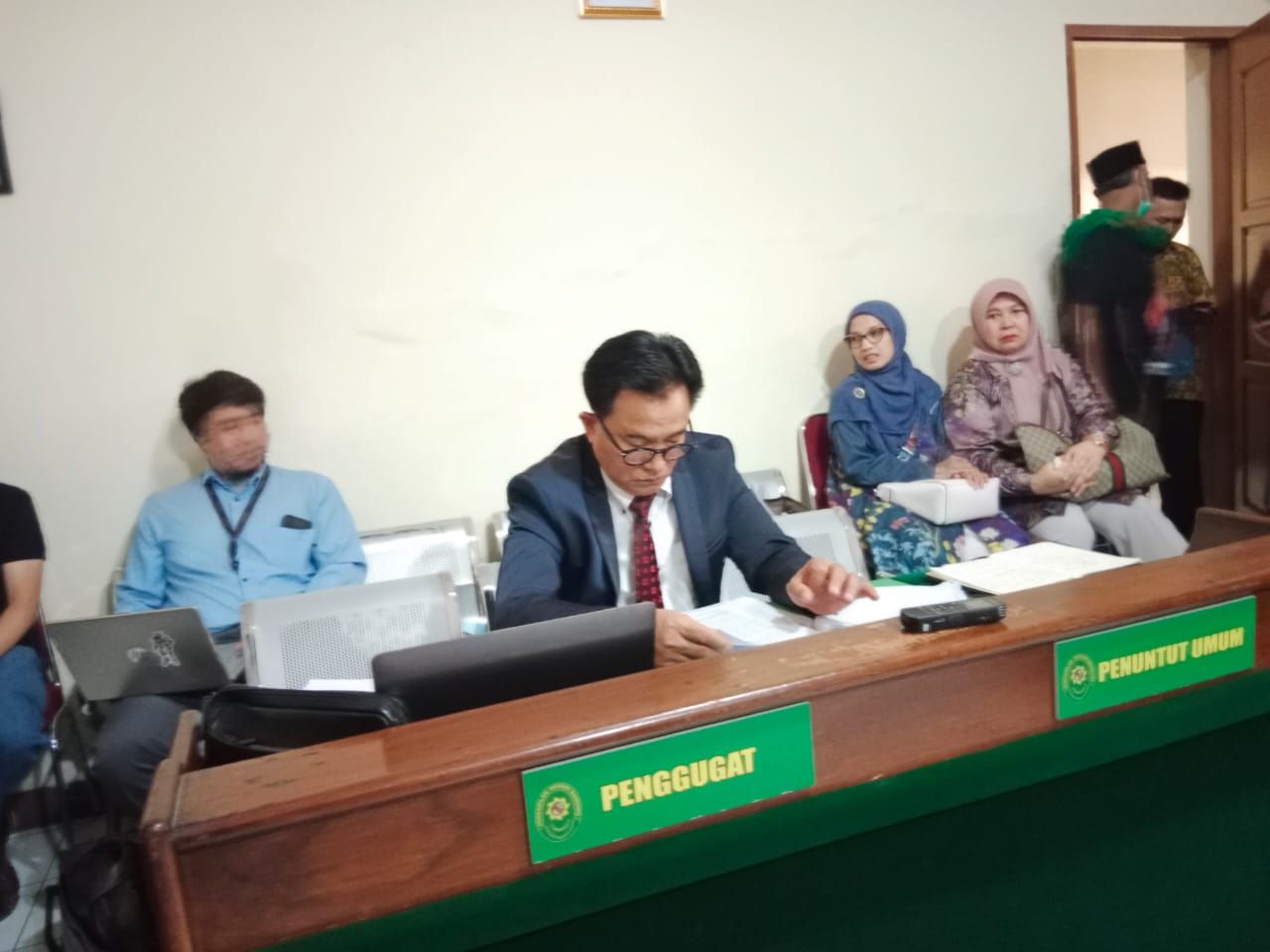 Yusril Ihza Mahendra saat melontarkan pertanyaan pada ahli Muzakir terkait gugatan praperadilan yang digelar di PN Bandung 