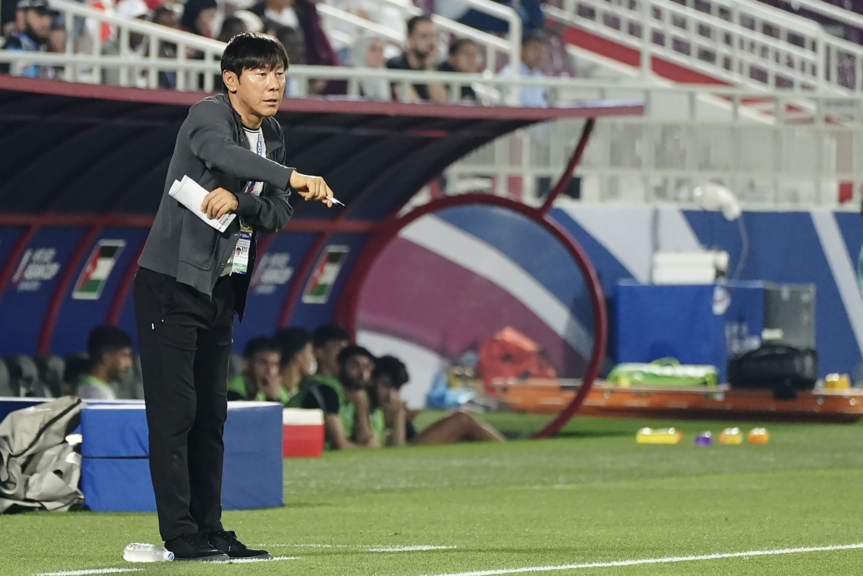 Pelatih Timnas Indonesia U-23 Shin Tae-yong memberi arahan kepada pemainnya saat melawan Timnas Yordania U-23 pada Kualifikasi Grup A Piala Asia U-23 2024 di Stadion Abdullah bin Khalifa, Doha, Minggu (21/4/2024). 