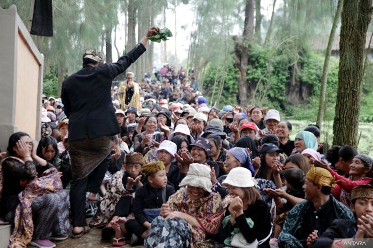 Warga suku Tengger mengikuti tradisi Ritual Unan-Unan di Desa Ngadisari, Sukapura, Probolinggo, Jawa Timur, Selasa (23/4/2024)