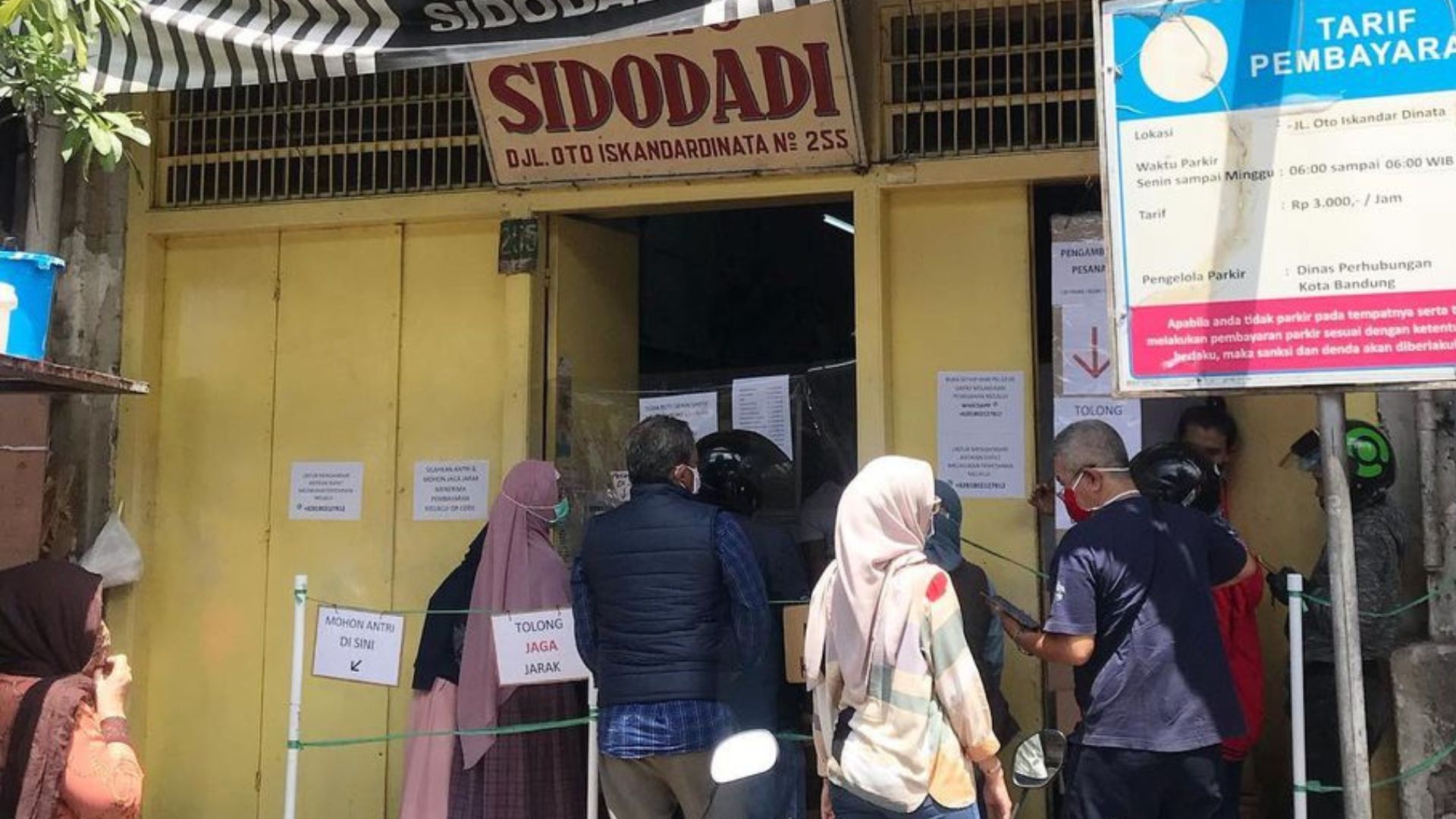 Rela mengantri demi kelezatan roti dan kue Sidodadi, Bandung./ Instagram/ makansamaapm