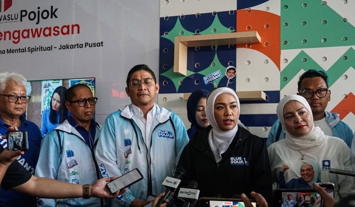 Ketua DPP PAN Zita Anjani (kedua kanan) bersama Sigit Purnomo Syamsuddin Said atau Pasha Ungu (ketiga kiri), dan sejumlah tokoh politikus PAN memberikan keterangan pers di Kantor Bawaslu DKI Jakarta, Jakarta, Kamis 21 Desember 2023