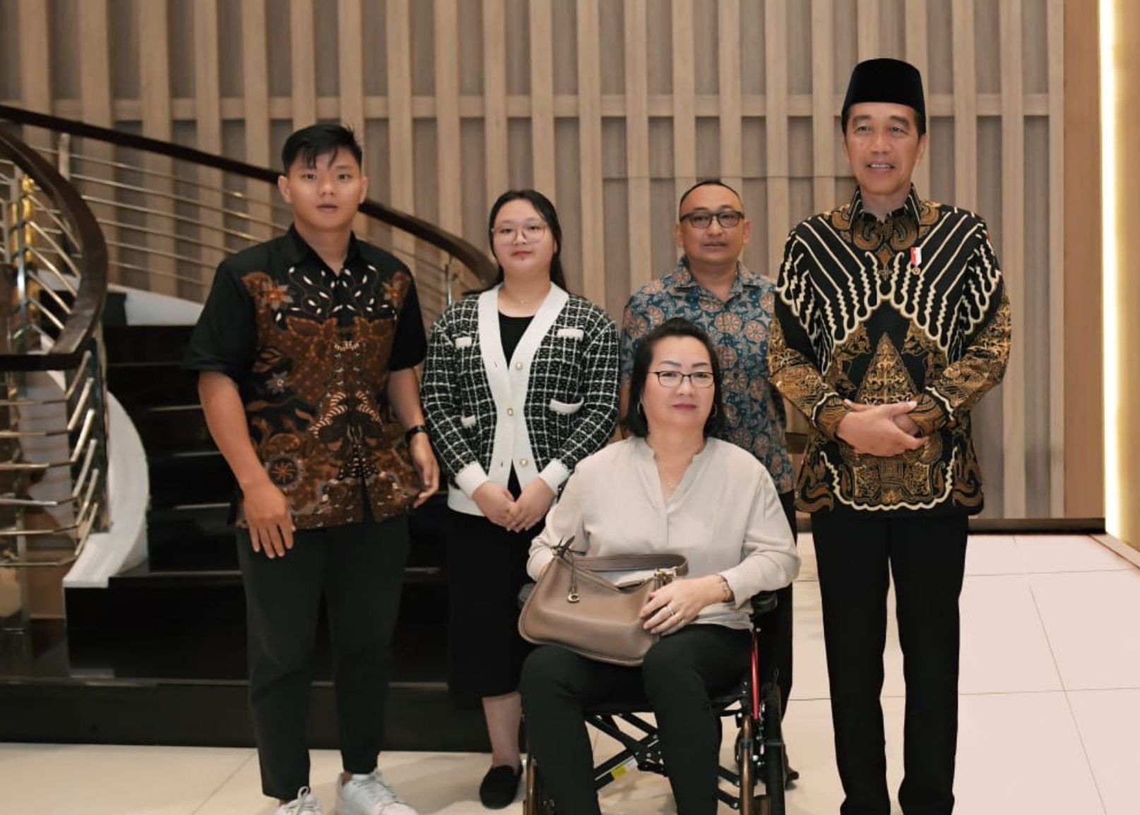 Ketua Paguyuban TUKS dan TERSUS Kalbar S. Widodo, SE dan keluarga saat bertemu Presiden Jokowi