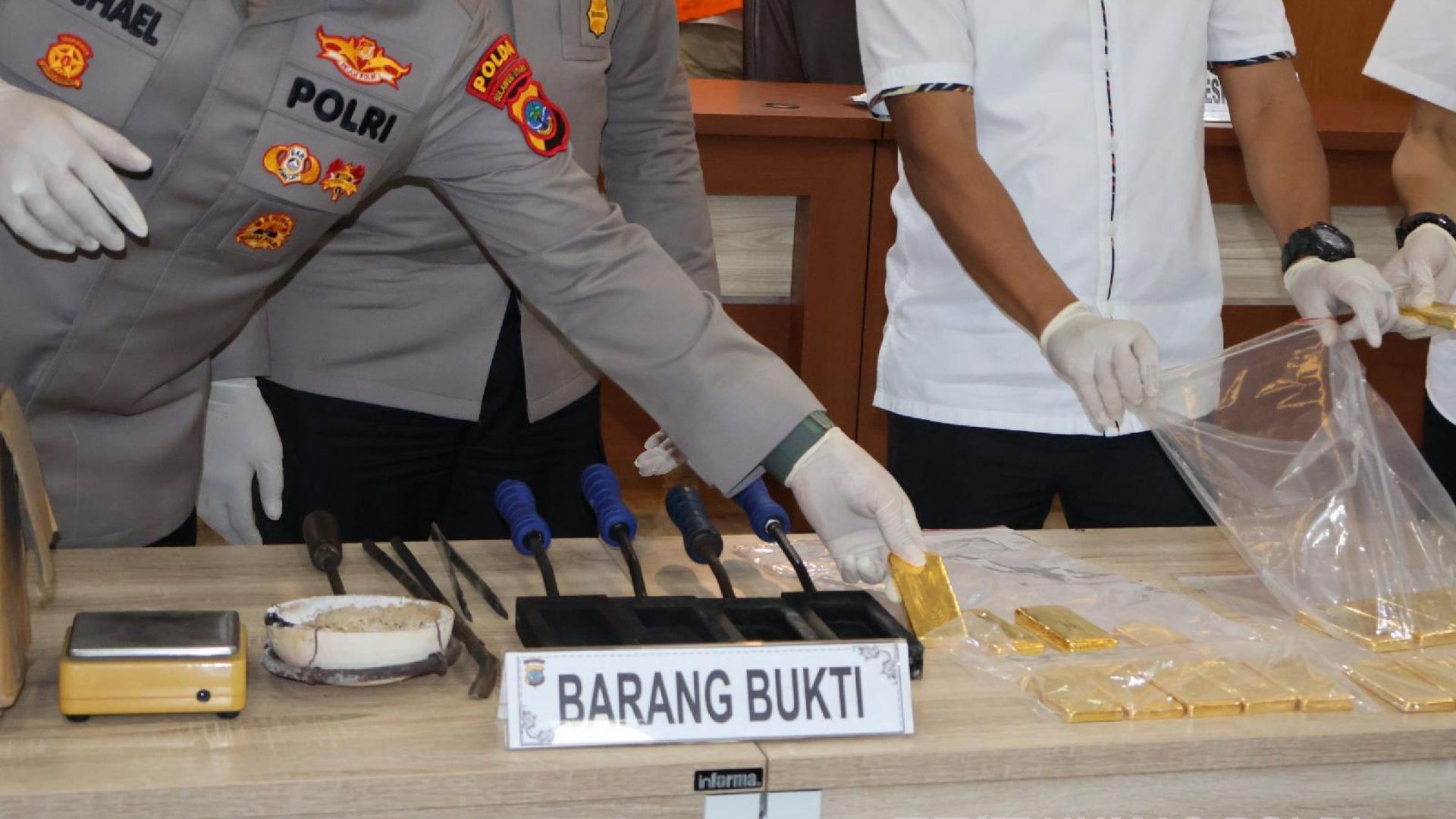 Polda Sulut mengungkap kasus penyelundupan emas ilegal di Bandara Sam Ratulangi. 10 kg emas sitaan diduga berasal dari PETI di Sulut dan akan dijual ke Surabaya.