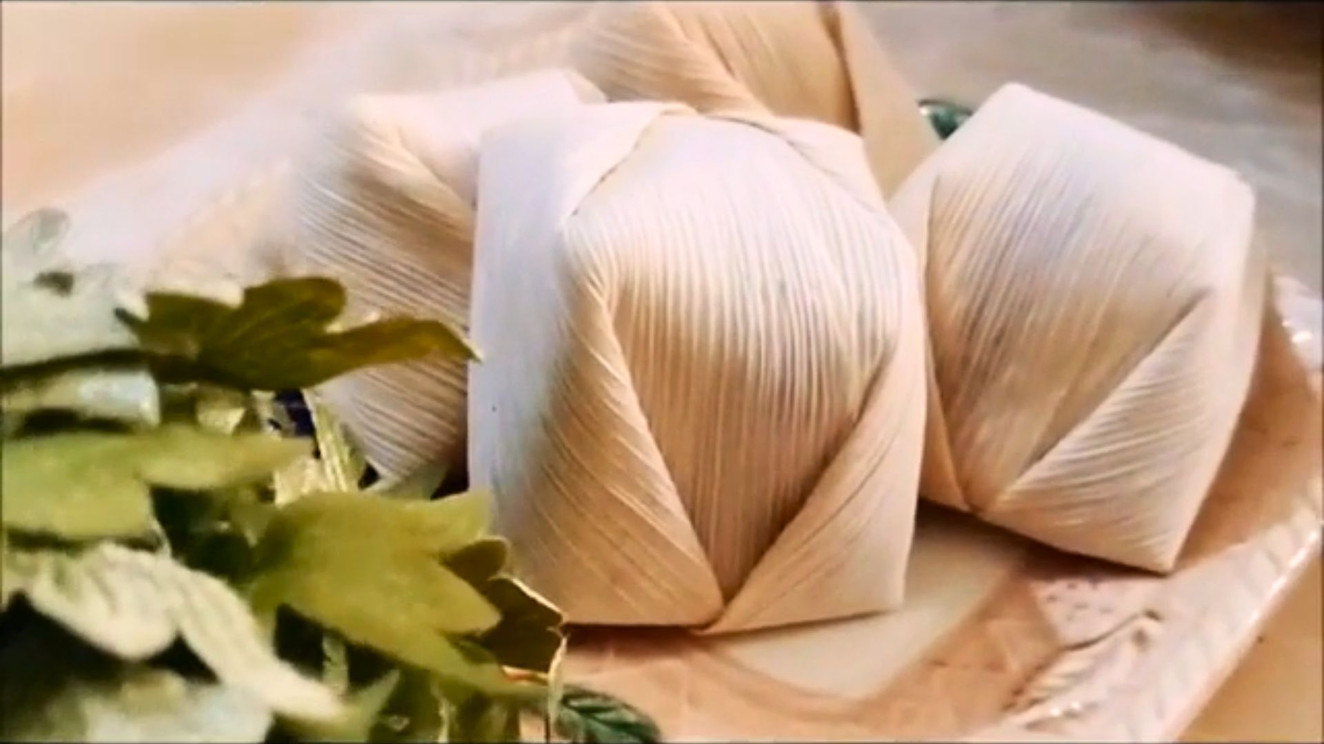 Wajik Cililin Tasikmalaya, biasanya dibungkus dengan daun jagung. Kudapan ini lazim dibeli untuk oleh-oleh./ YouTube/ Info Bandung Barat