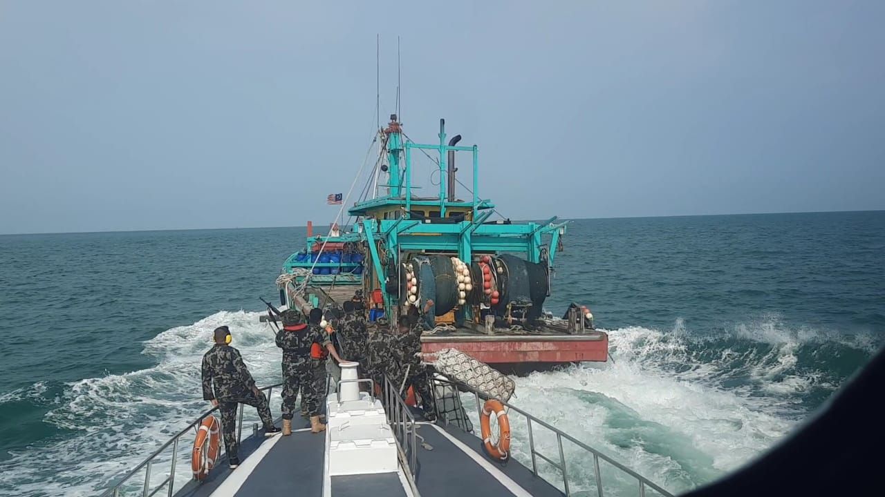 kapal ikan asing (KIA) berbendera Malaysia PKFB 1269 yang tengah asik melakukan penangkapan ikan secara ilegal di Wilayah Pengelolaan Perikanan Negara Republik Indonesia (WPPNRI) 517 Selat Malaka