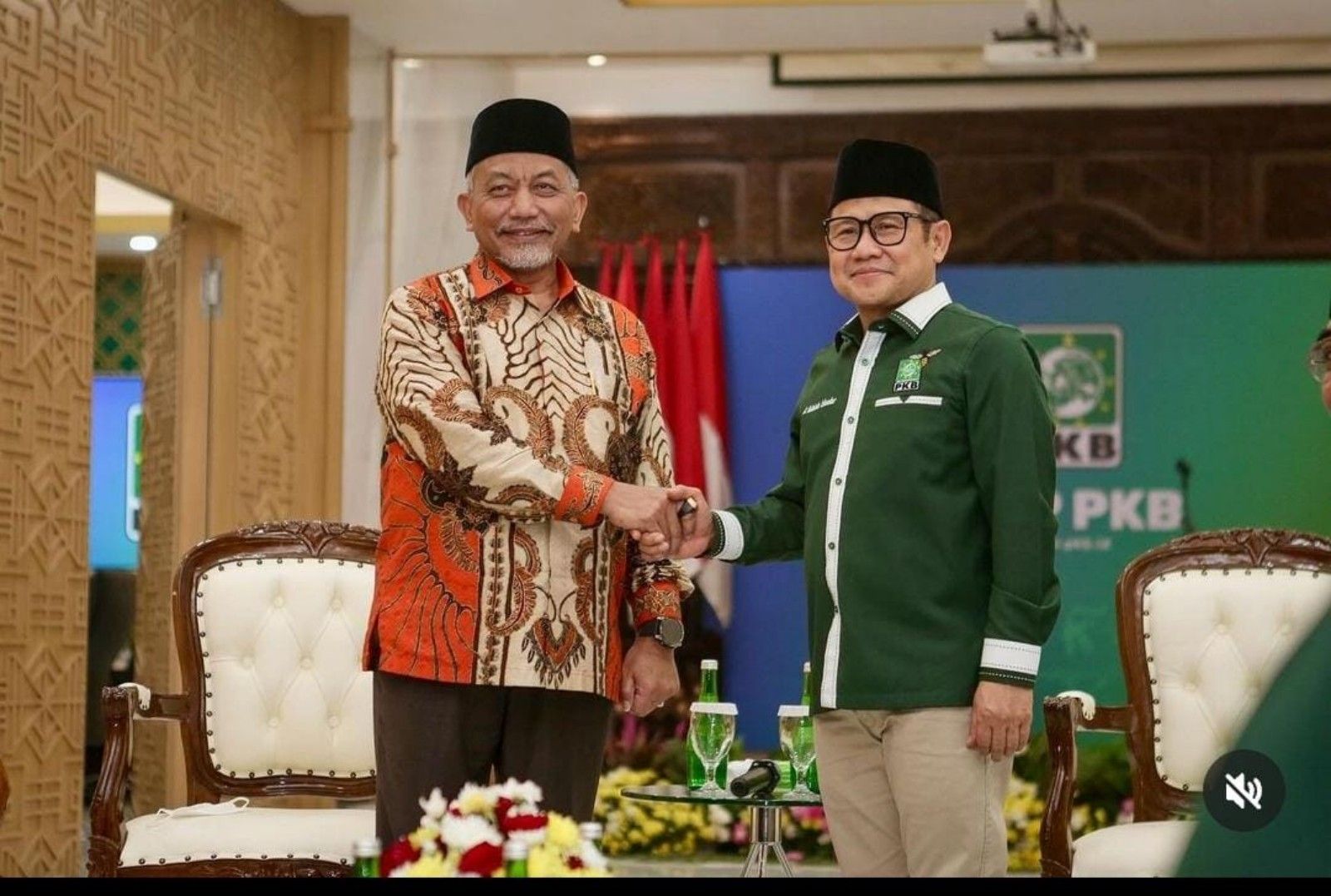 Ketua DPP PKB Muhaimin Iskandar bersalaman dengan Presiden Partai Keadilan Sejahtera (PKS) Ahmad Syaikhu