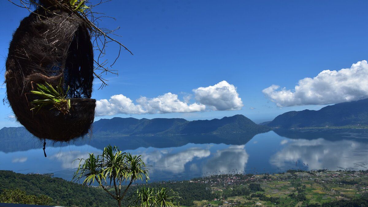 Danau Maninjau merupakan pemandangan di Desa Wisata Lawang