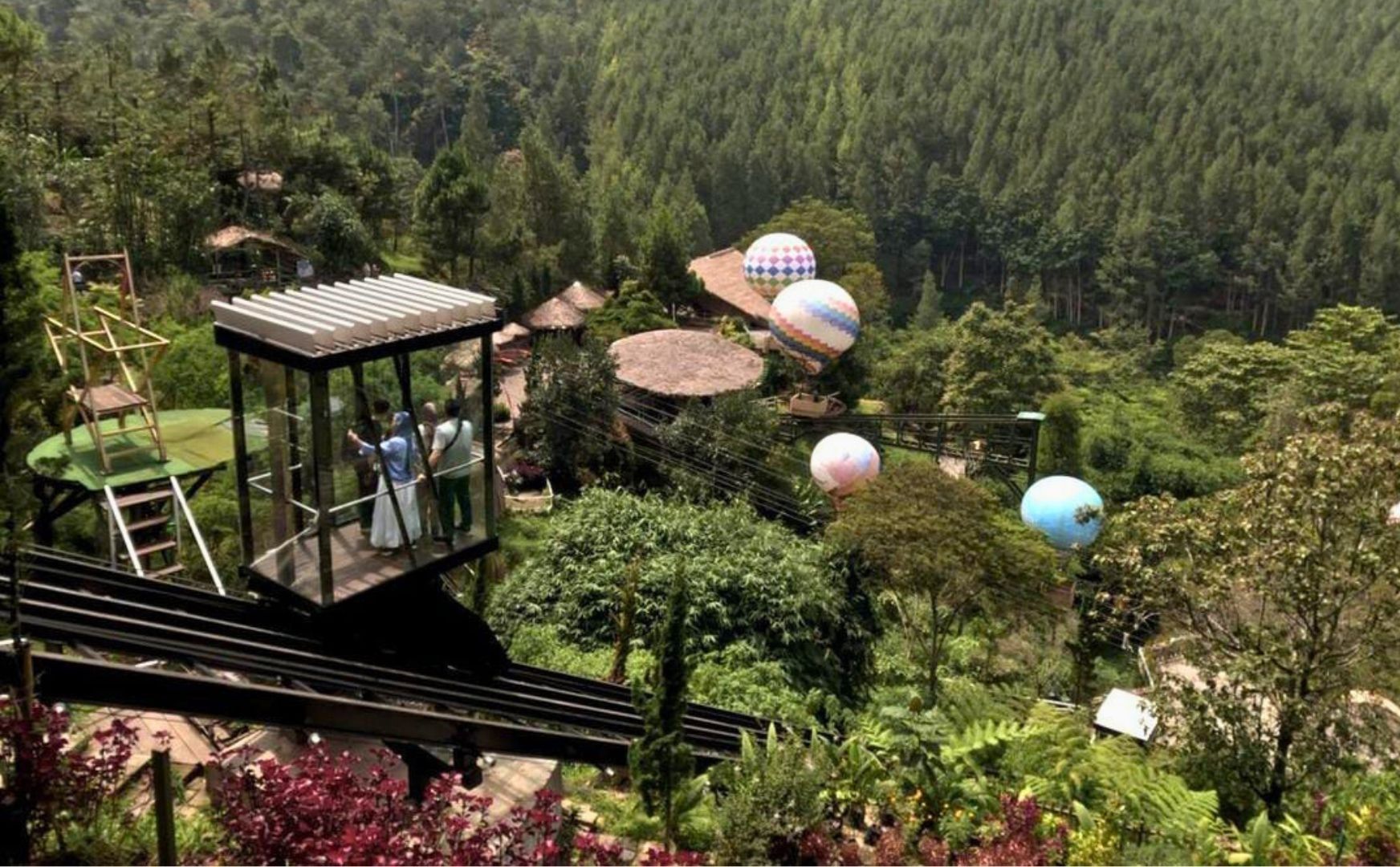 Funicular Railway ini dimiliki oleh The Lodge Maribaya Berlokasi di Jalan Maribaya No. 149/252 RT. 03/RW. 15 Babakan, Gentor Cibodas, Kec. Lembang, Kabupaten Bandung Barat, Jawa Barat/Instagram/@thelodgemaribaya