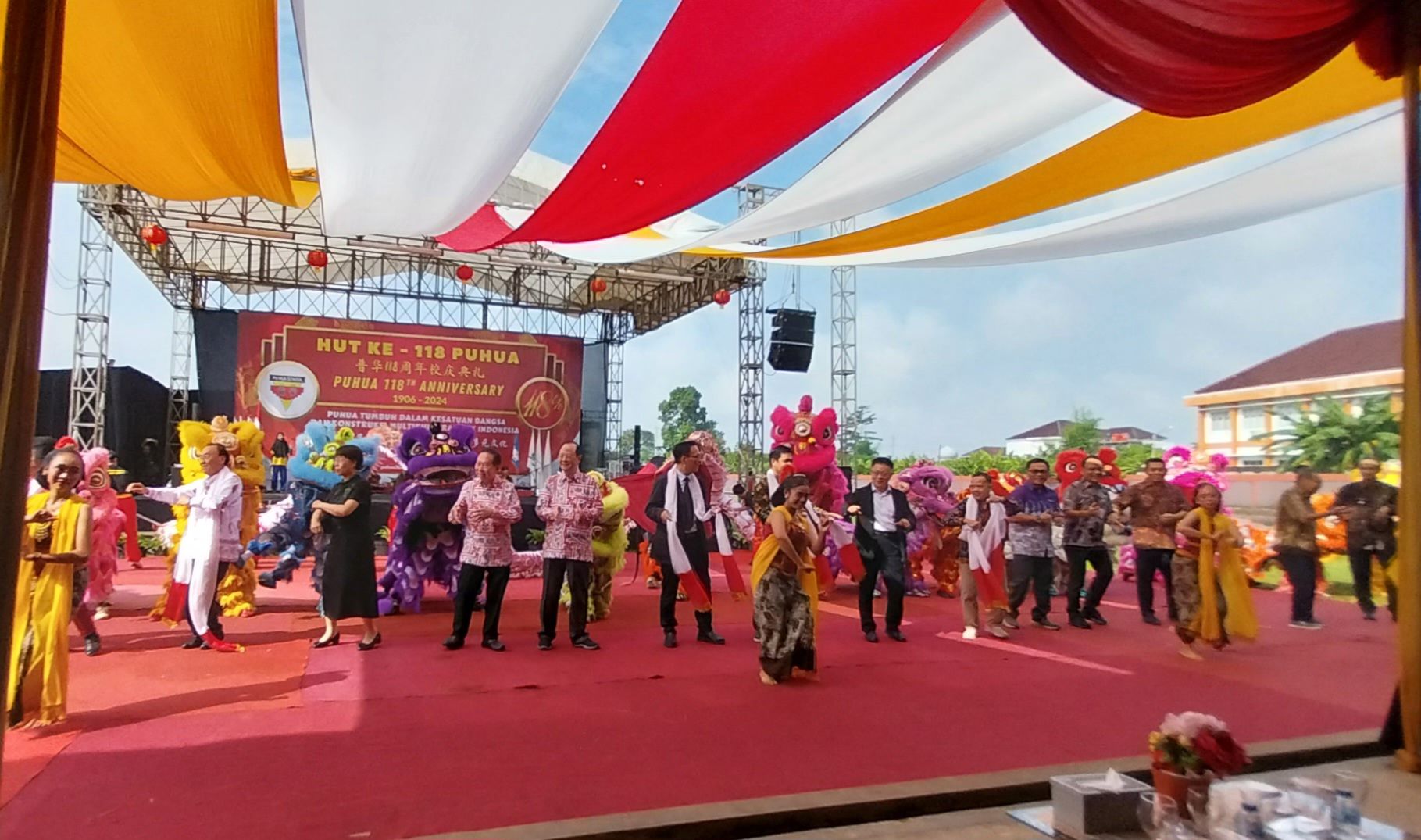 Tamu undangan kegiatan peluncuran Maskot Sekolah Puhua Purwokerto menari dalam pertunjukan Calungsai Jumat, 26 April 2024. *