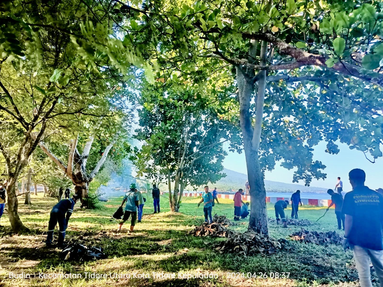 bersama warga setempat, PLTU Tidore bersih-bersih Taman Balibunga di Rum, Kota Tidore Kepulauan