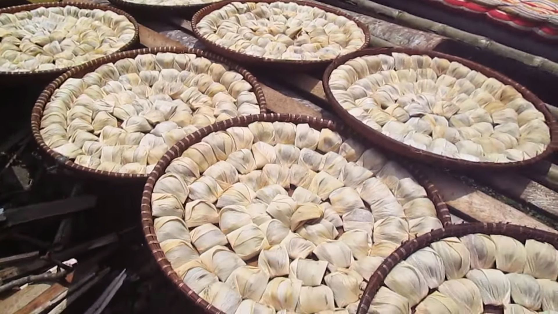 Wajik Cililin Tasikmalaya, biasanya dibungkus dengan daun jagung. Kudapan ini lazim dibeli untuk oleh-oleh./ YouTube/ Judin Ahmad