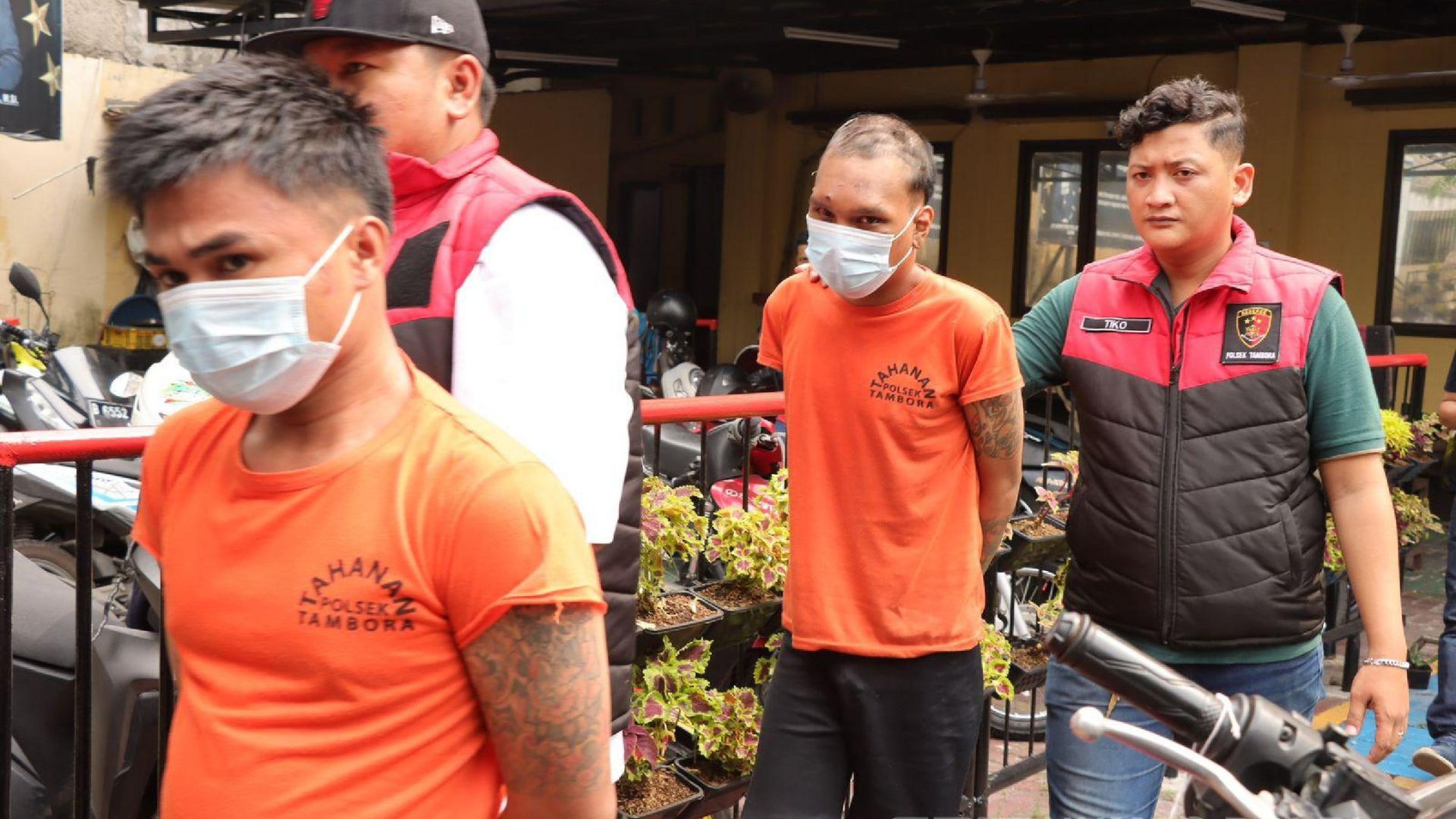 Polisi mengungkap komplotan pencuri motor di Jakarta Barat yang menggunakan hasil curian mereka untuk berjudi dan membeli narkoba.
