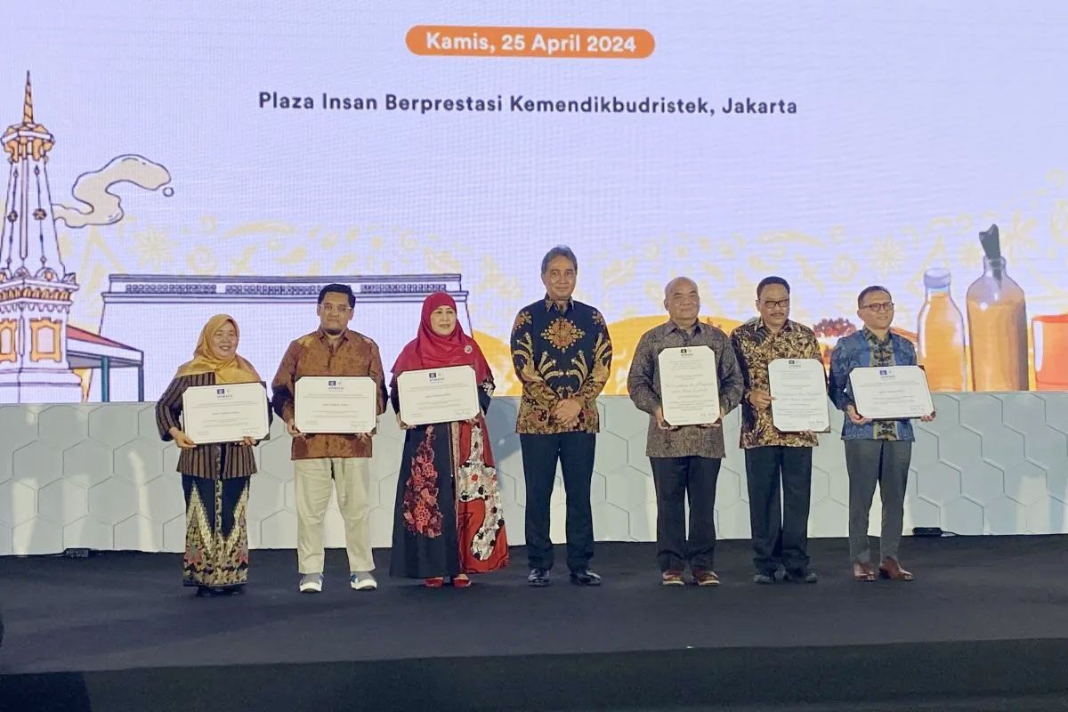 Indonesia melalui Kemendikbudristek menerima sertifikat inskripsi warisan budaya dari UNESCO di Kantor Kemendikbudristek, Jakarta, Kamis (25/4/2024). 