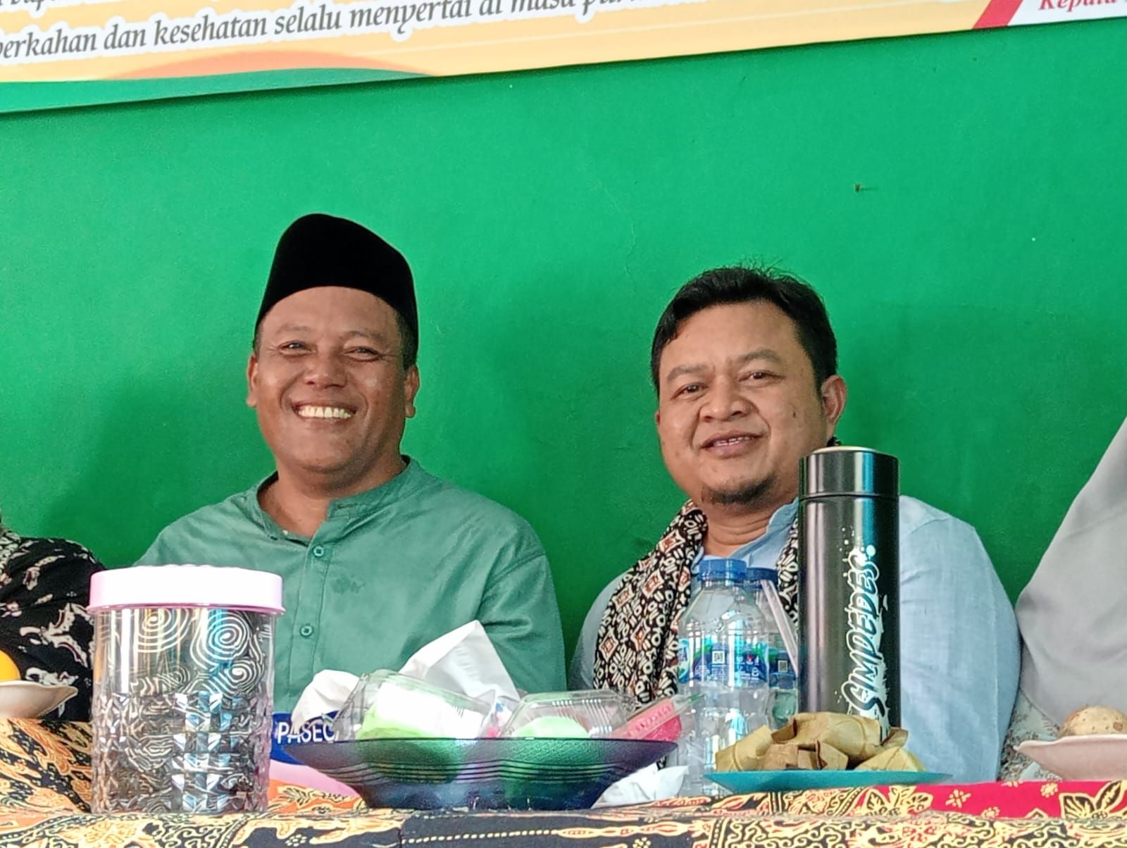 Ketua Apdesi Kabupaten Tasikmalaya, Giri (kanan) bersama Kepala Desa Parung Ponteng, Entis Sutisna, pada acara halal bihalal