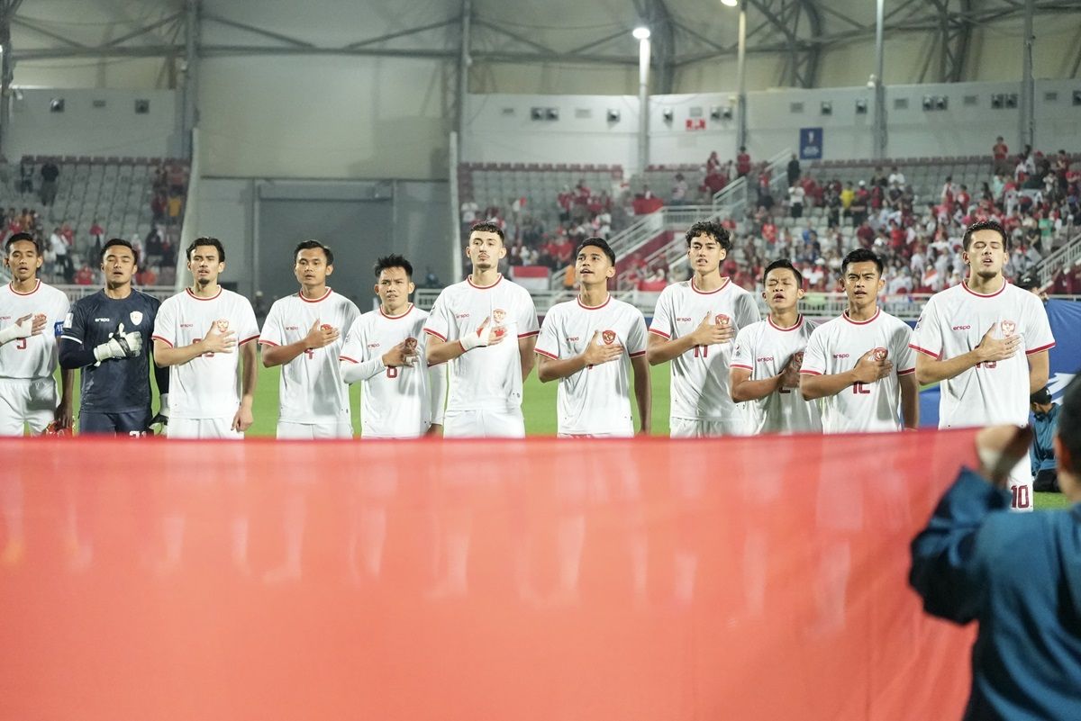 Pesepak bola Timnas U-23 Indonesia menyanyikan lagu kebangsaan Indonesia Raya sebelum melawan Timnas U-23 Korea Selatan pada babak perempat final Piala Asia U-23 2024 di Stadion Abdullah bin Khalifa, Doha, Qatar, Jumat (26/4/2024) dini hari. 