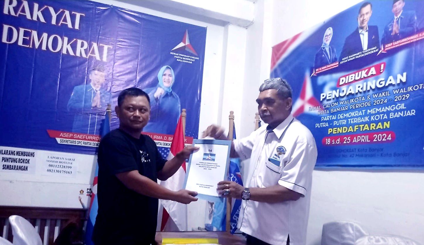Utusan Balon Irma Bastaman saat daftar ke DPC Partai Demokrat Kota Banjar
