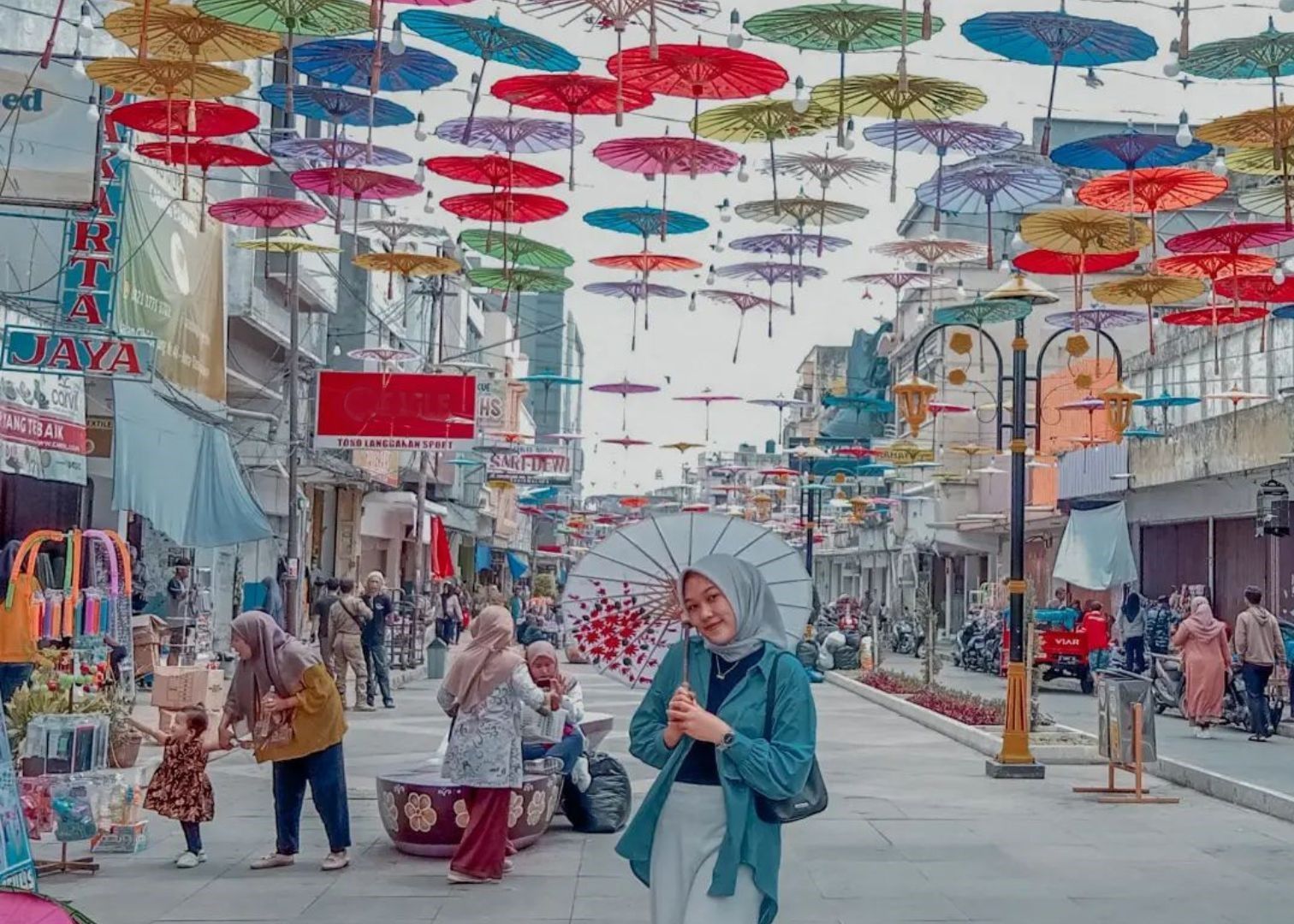 Berpose dengan payung geulis di bawah hiasan payung-payung geulis./ Instagram/ yurahmawati02