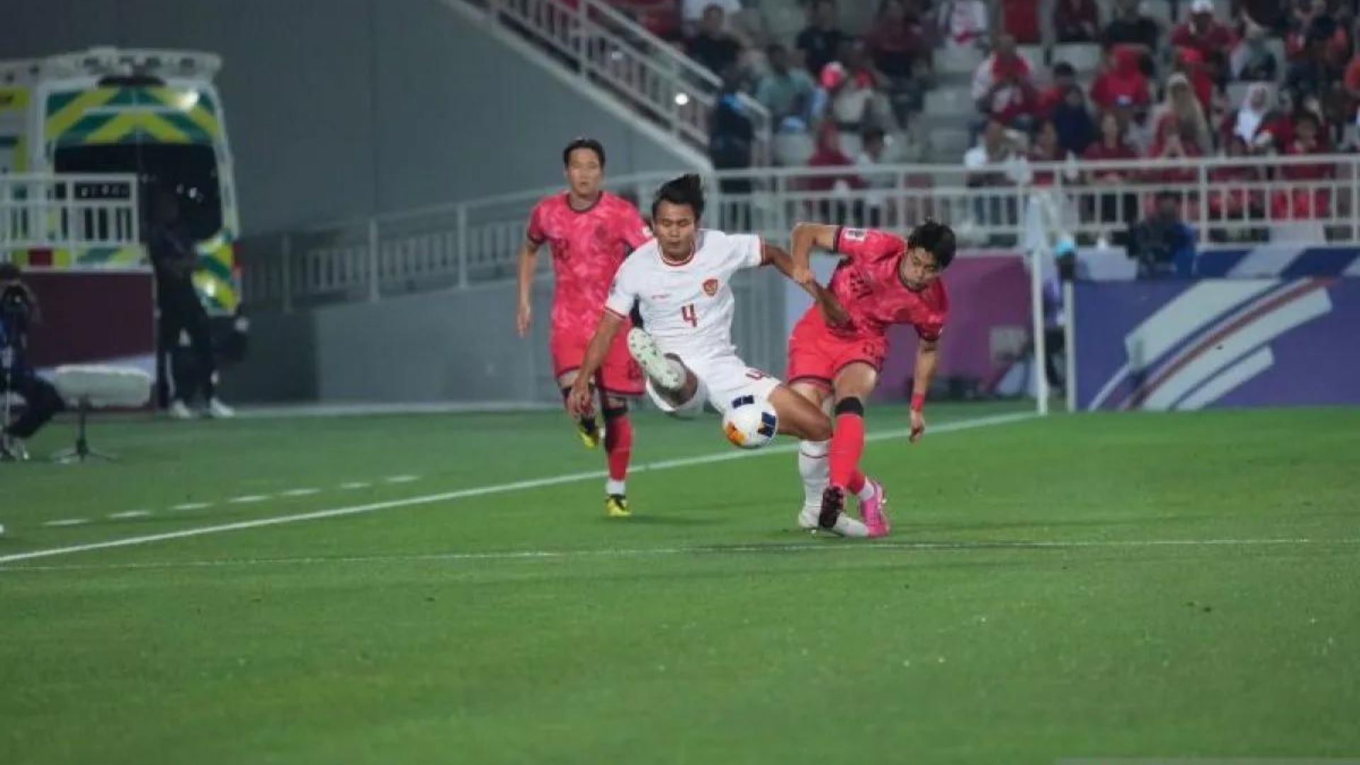 Bek timnas Indonesia U-23 Komang Teguh berduel dengan pemain Korea Selatan pada pertandingan perempat final Piala Asia U-23 2024 di Stadion Abdullah bin Khalifa, Doha, Kamis, 25 April 2024./ Antara/HO/PSSI