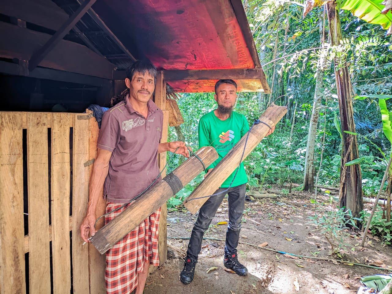 Ketua DMT Bulukumba, Sri Puswandi, bersama seorang petani aren memegang bambu petung/WartaBulukumba.Com