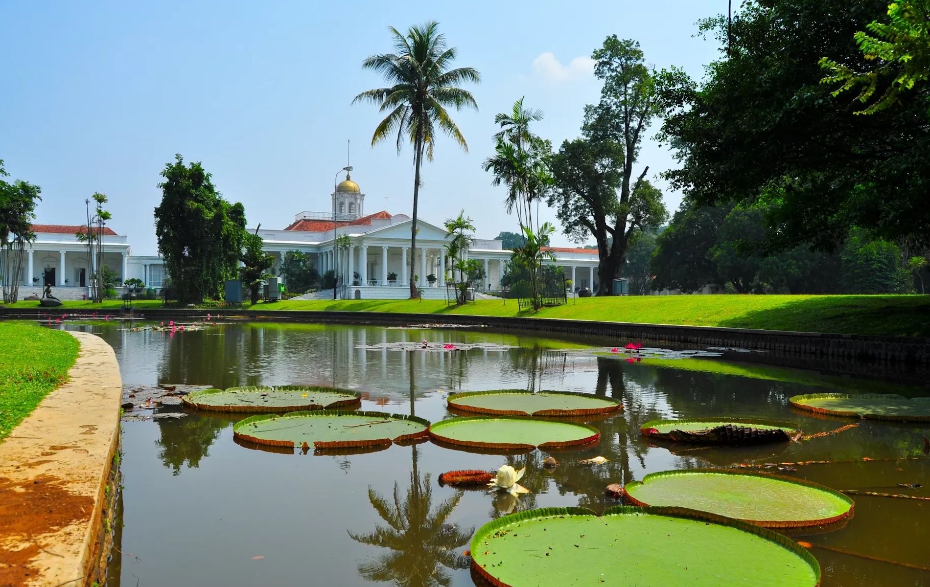 Kebun Raya Bogor adalah wisata alam populer berupa kebun botani terbesar di Indonesia yang telah berdiri sejak era penjajahan Belanda.