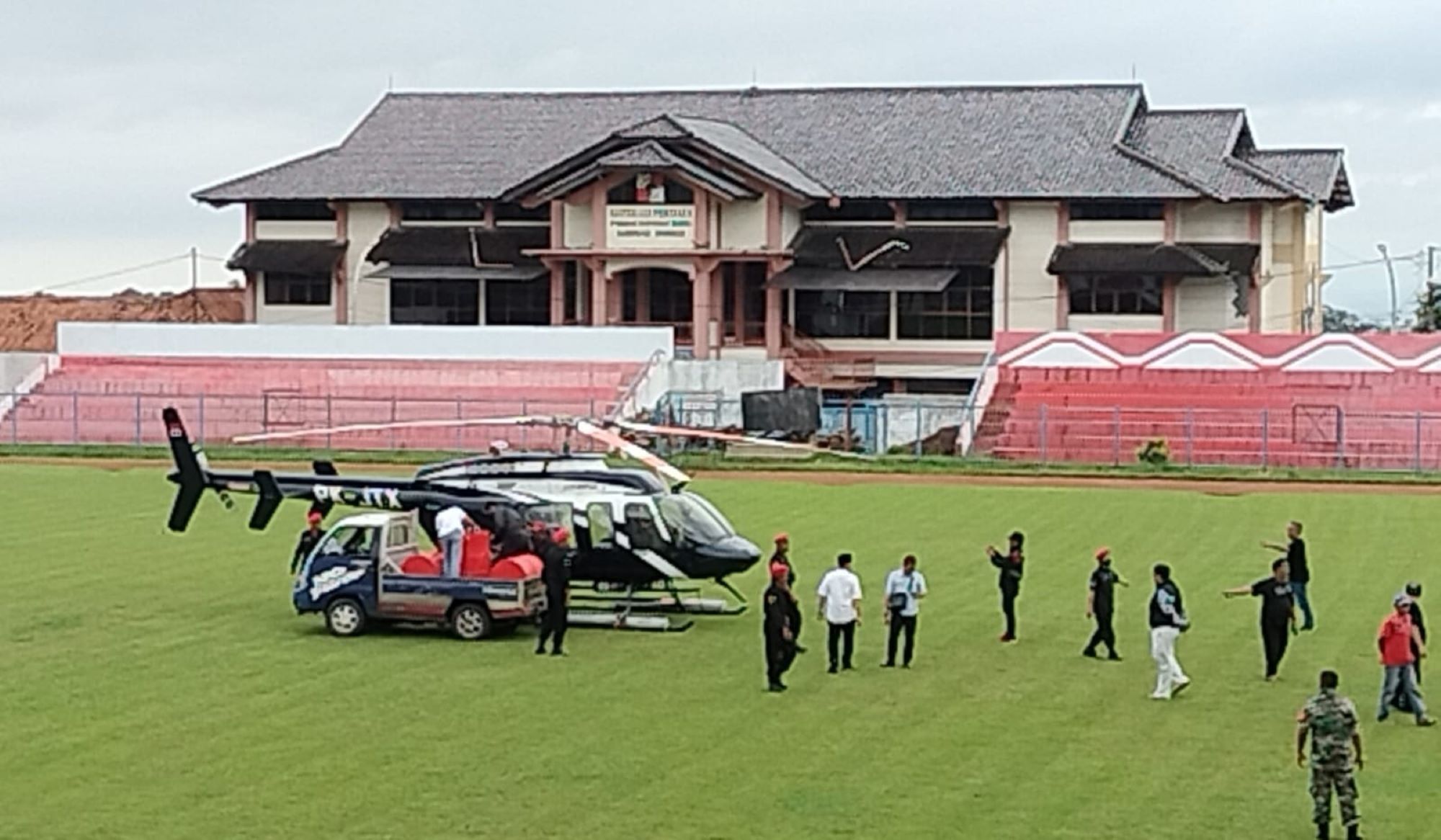 Setibanya di Stadion Masud Winusaputra, helikopter medis mengisi bahan bakar terlebih dahulu. Baru setelah itu mengantar H. Acep Purnama ke RSPAD Gatot Soebroto Jakarta.