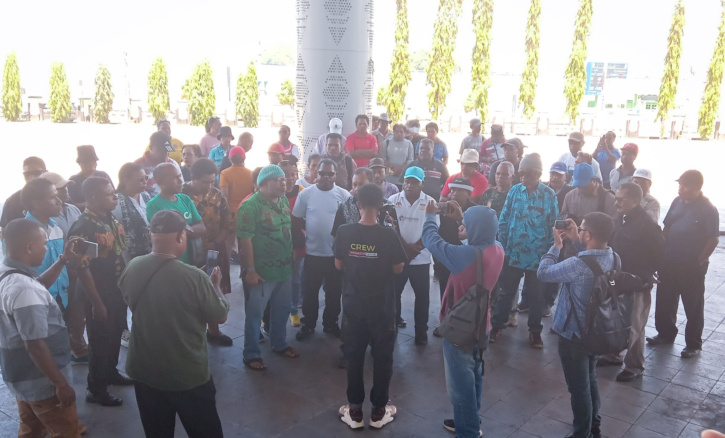 Demonstrasi solidaritas ASN Provinsi Papua selama 5 hari di halaman Kantor Gubernur, Provinsi Papua, Dok II Jayapura dan ini sebagai hari terakhir Demo jilid 3, Jumat 26 April 2024 (Portal Papua) Silas Ramandey