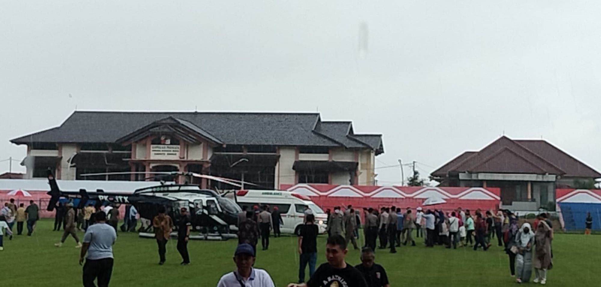 Proses evakuasi H. Acep Purnama dari mobil ambulan ke helikopter medis di Stadion Masud Wisnusaputra.