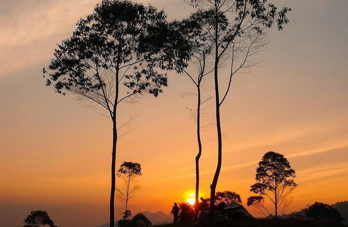 Pemandangan indah matahari terbenam akan kamu temukan di Puncak Eurad, tempat wisata di Lembang Bandung yang hits 2024 