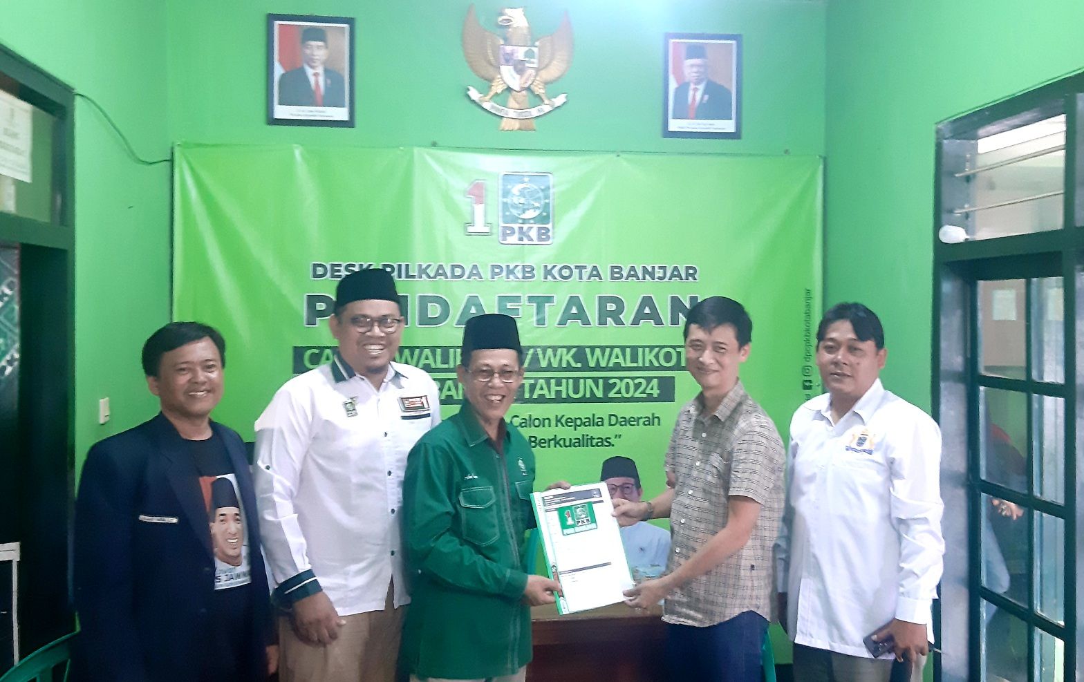Atet Handiyana resmi mengambil formulir pendaftaran Bacalon Wali Kota Pilkada Kota Banjar 2024 di Kantor DPC PKB Kota Banjar, Sabtu (27/4/2024).