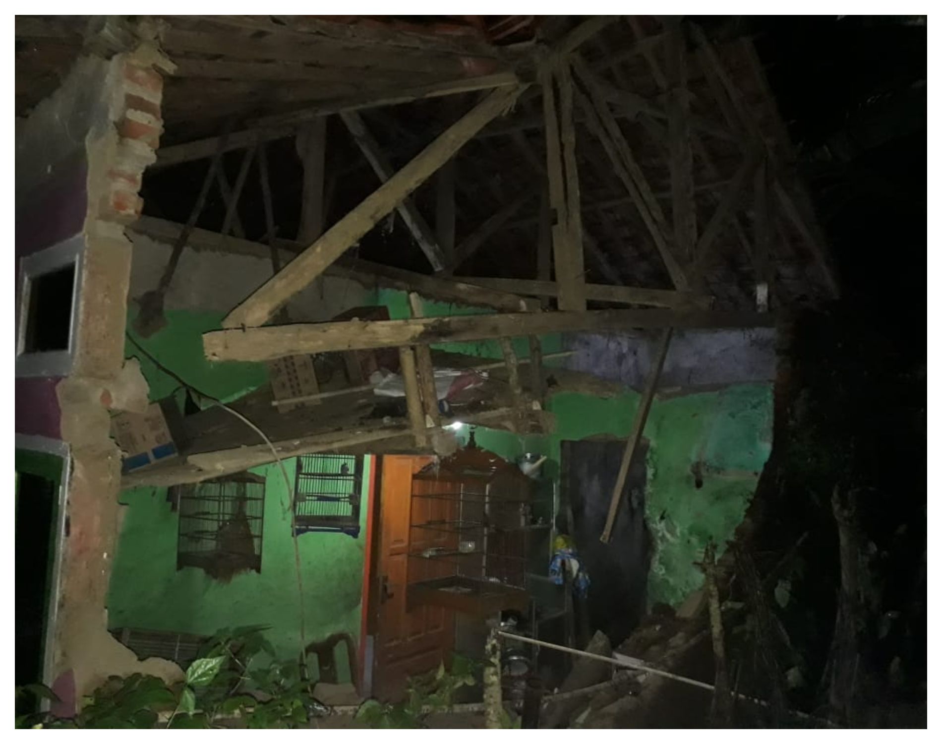 Satu rumah milik warga di daerah Dayeuh Manggung, Kecamatan Cilawu rusak parah akibat getaran gempa.