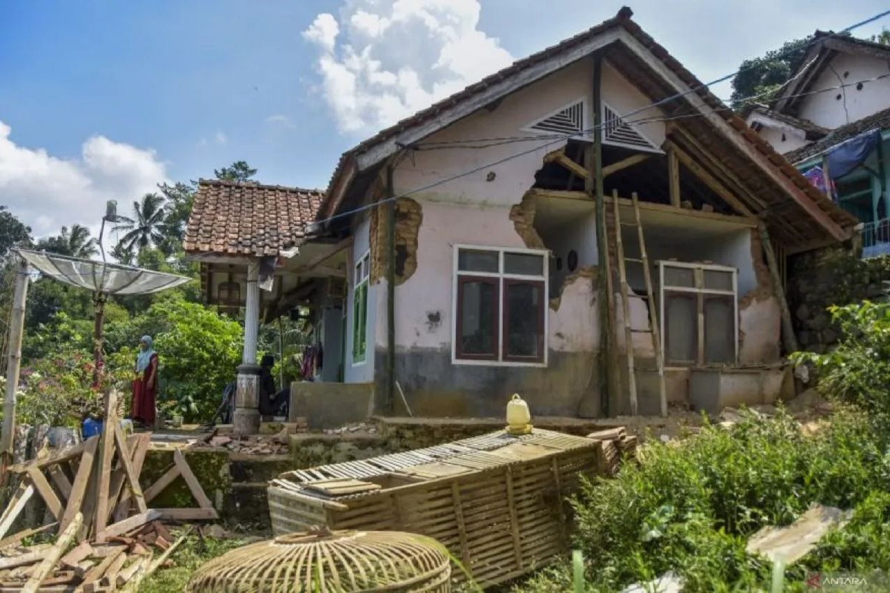Warga membersihkan puing bangunan rumahnya yang roboh terdampak gempa di Desa Sukamulya, Kabupaten Ciamis, Jawa Barat, Minggu (28/4/2024). . ANTARA FOTO/Adeng Bustomi/rwa. (ANTARA FOTO/ADENG BUSTOMI)