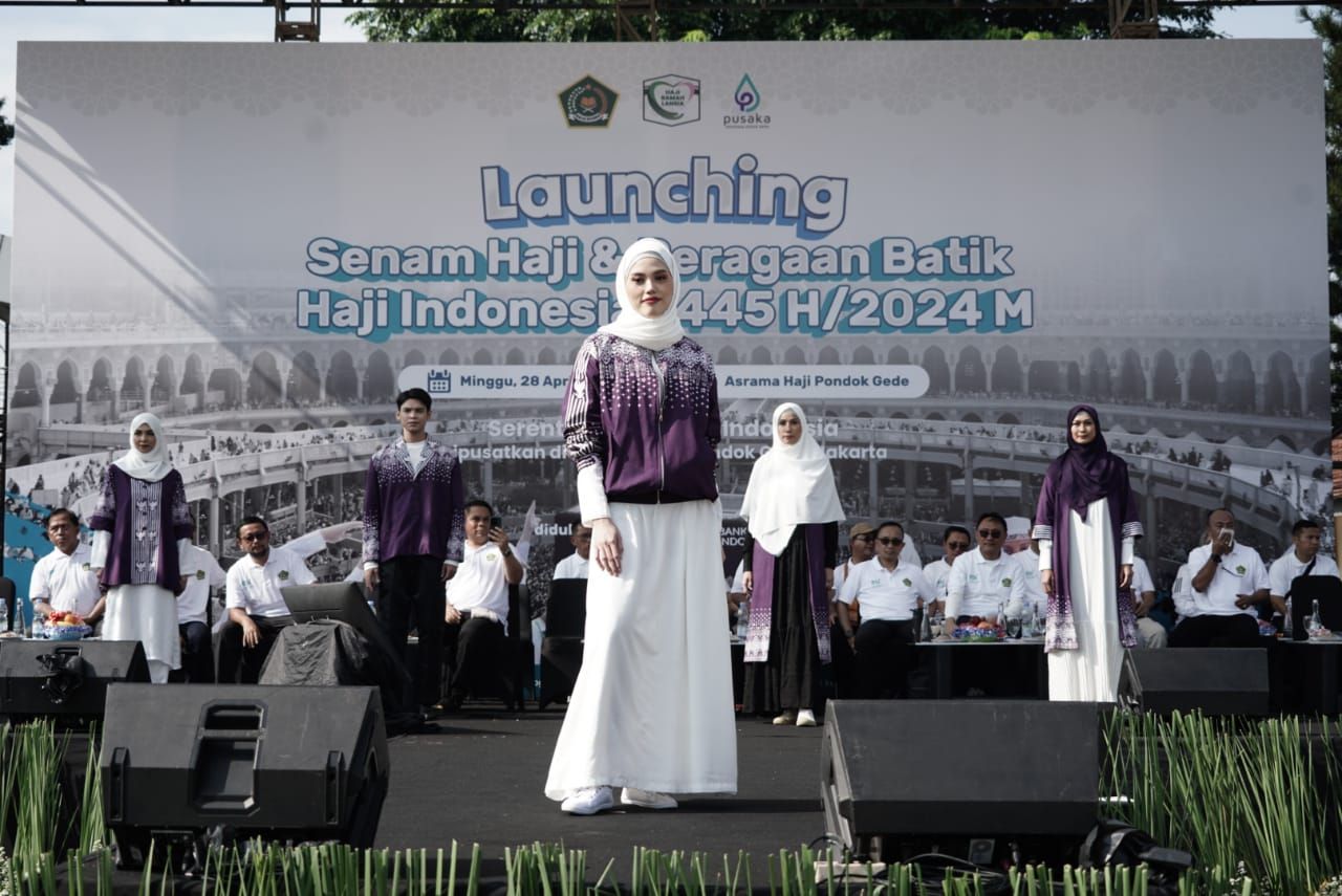Batik jemaah haji Indonesia tahun 1445 H/2024 diperkenalkan pada acara Launching Senam Haji dan Peragaan Batik Haji Indonesia, di Asrama Haji Pondok Gede, Jakarta, Minggu, 28 April 2024./Dok Kemenag RI
