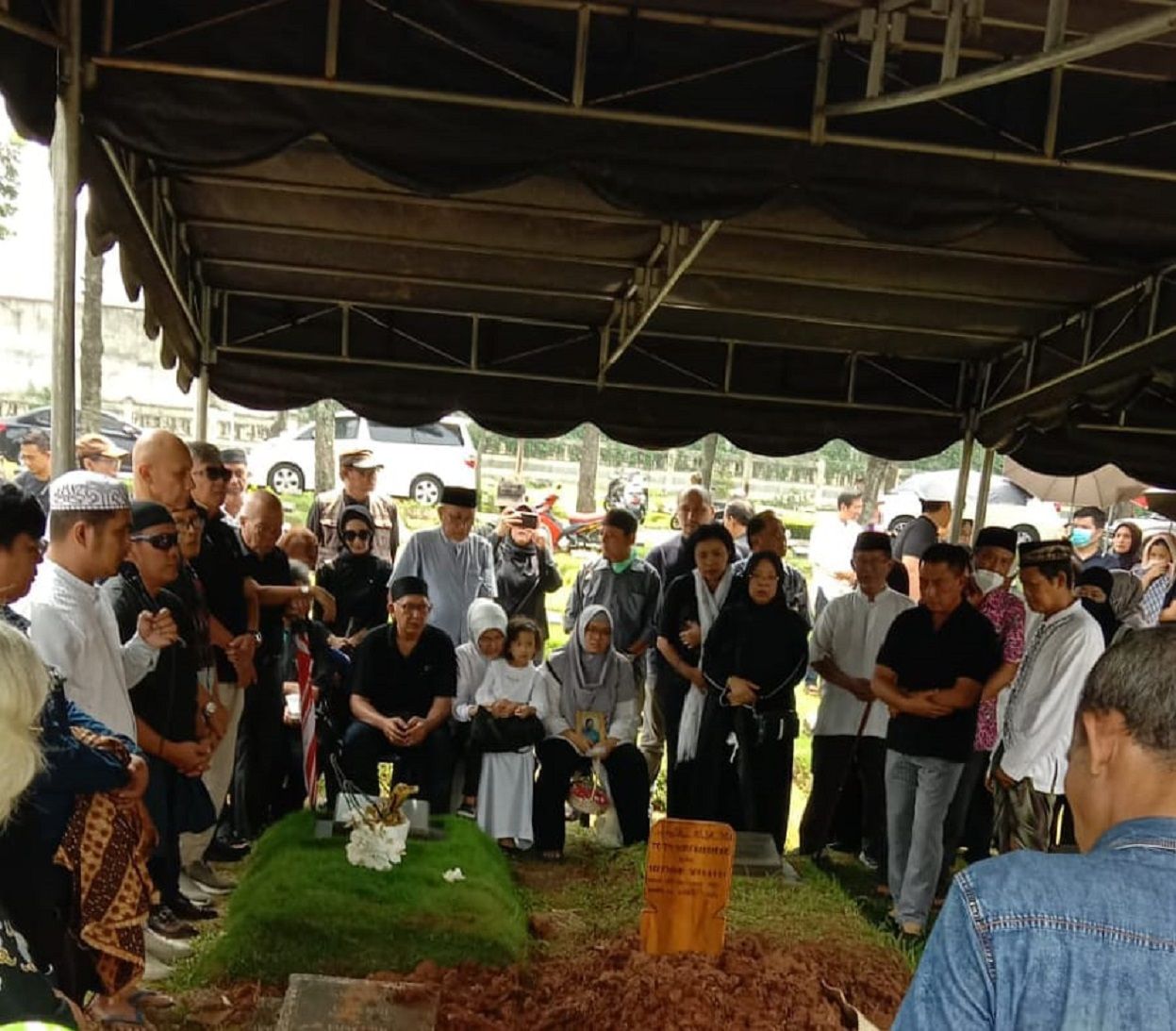 Pemakaman almarhum Totty Moekardiono di TPU Karet Jakarta Selatan Selsa 23 April 2024.