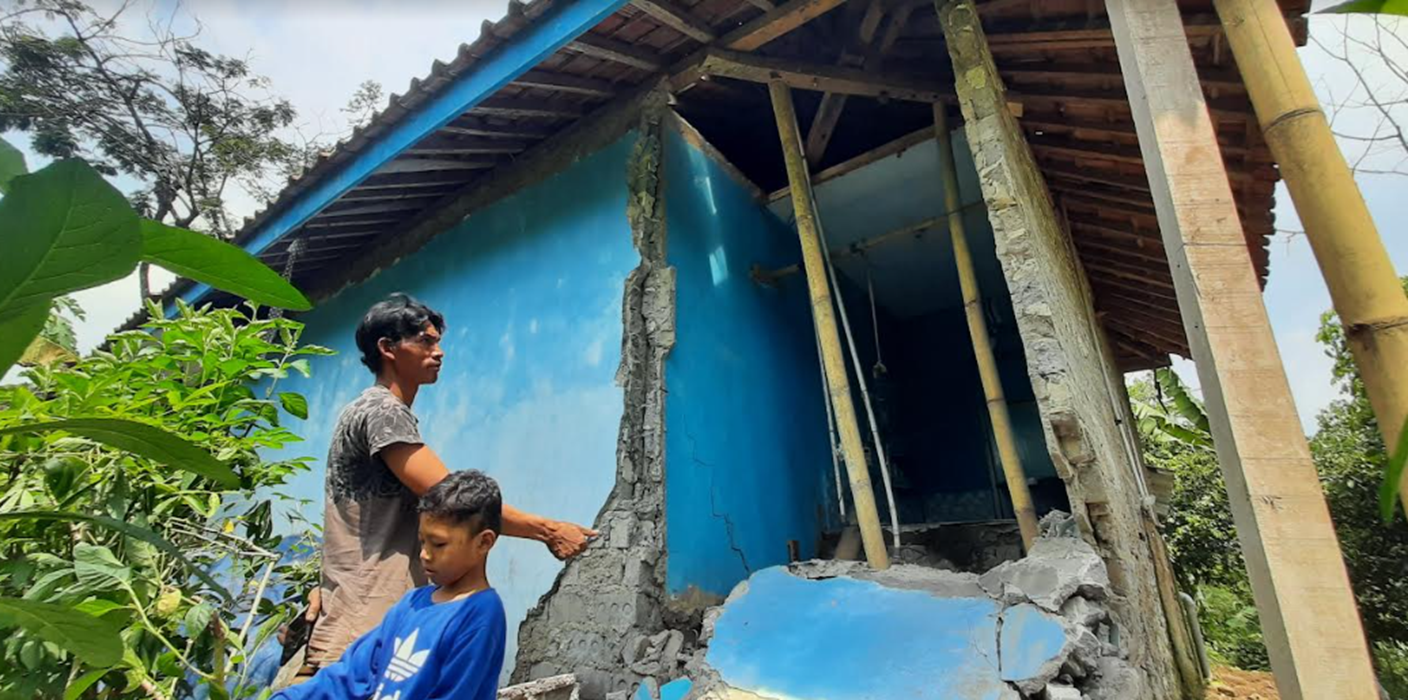 Warga menunjukkan bagian belakang rumah yang ambruk di Kampung Awilarangan, RT 2 RW 8, Desa Mekarmukti, Kecamatan Cihampelas, Kabupaten Bandung Barat, Minggu (28/4/2024). Kerusakan rumah itu terjadi akibat getaran gempa yang berpusat di Garut, Sabtu (27/4/2024) malam.