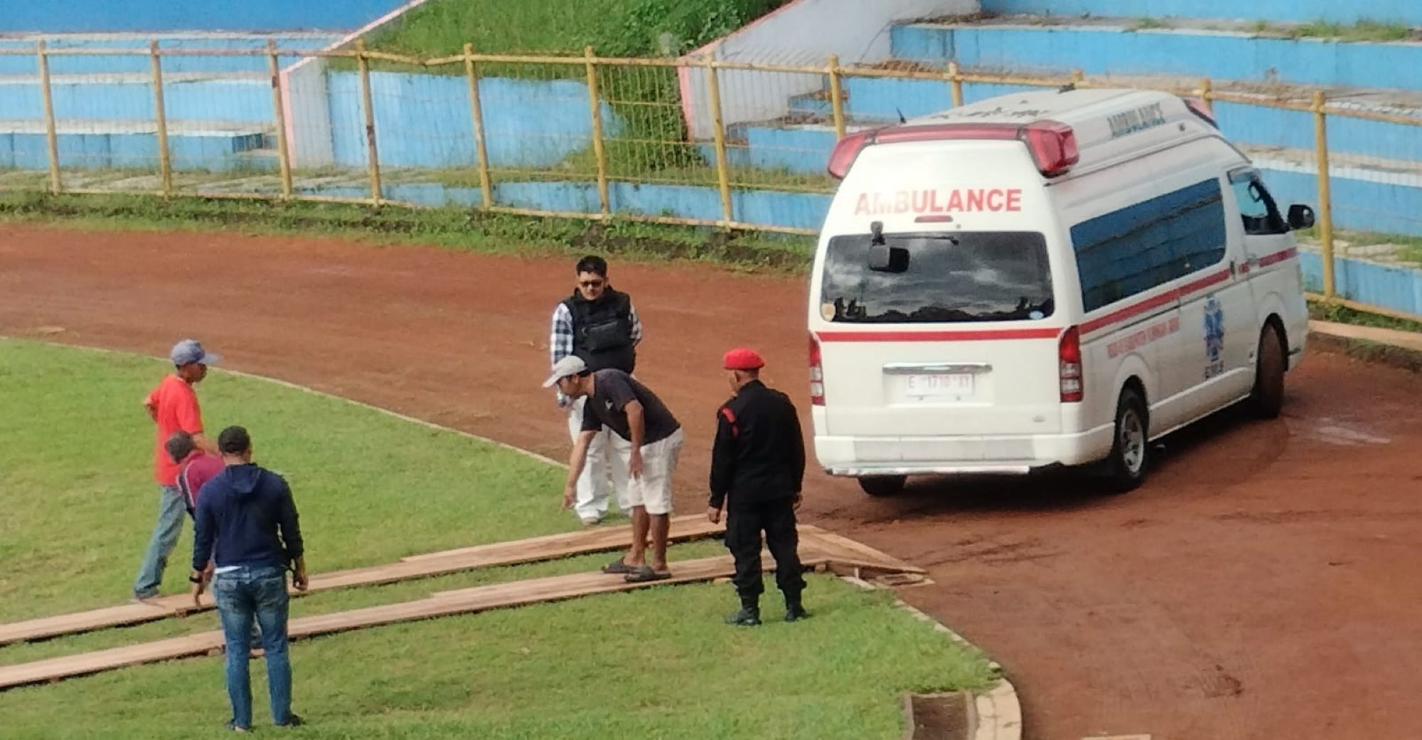 Sambil menunggu kedatangan helikopter medis, ambulan RSUD'45 Kuningan melakukan simulasi evakuasi di Stadion Masud Wisnu Saputra Kuningan.