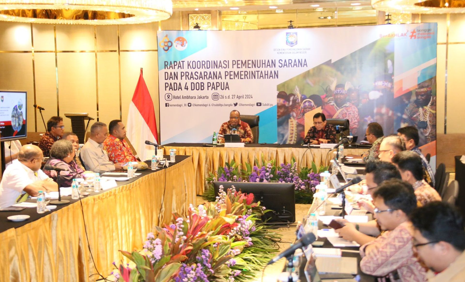 Wamendagri John Wempi Wetipo saat memberi arahan pada Rapat Koordinasi Pemenuhan Sarana dan Prasarana Pemerintahan pada 4 DOB Papua di Hotel Ambhara, Jakarta, Jumat 26 April 2024