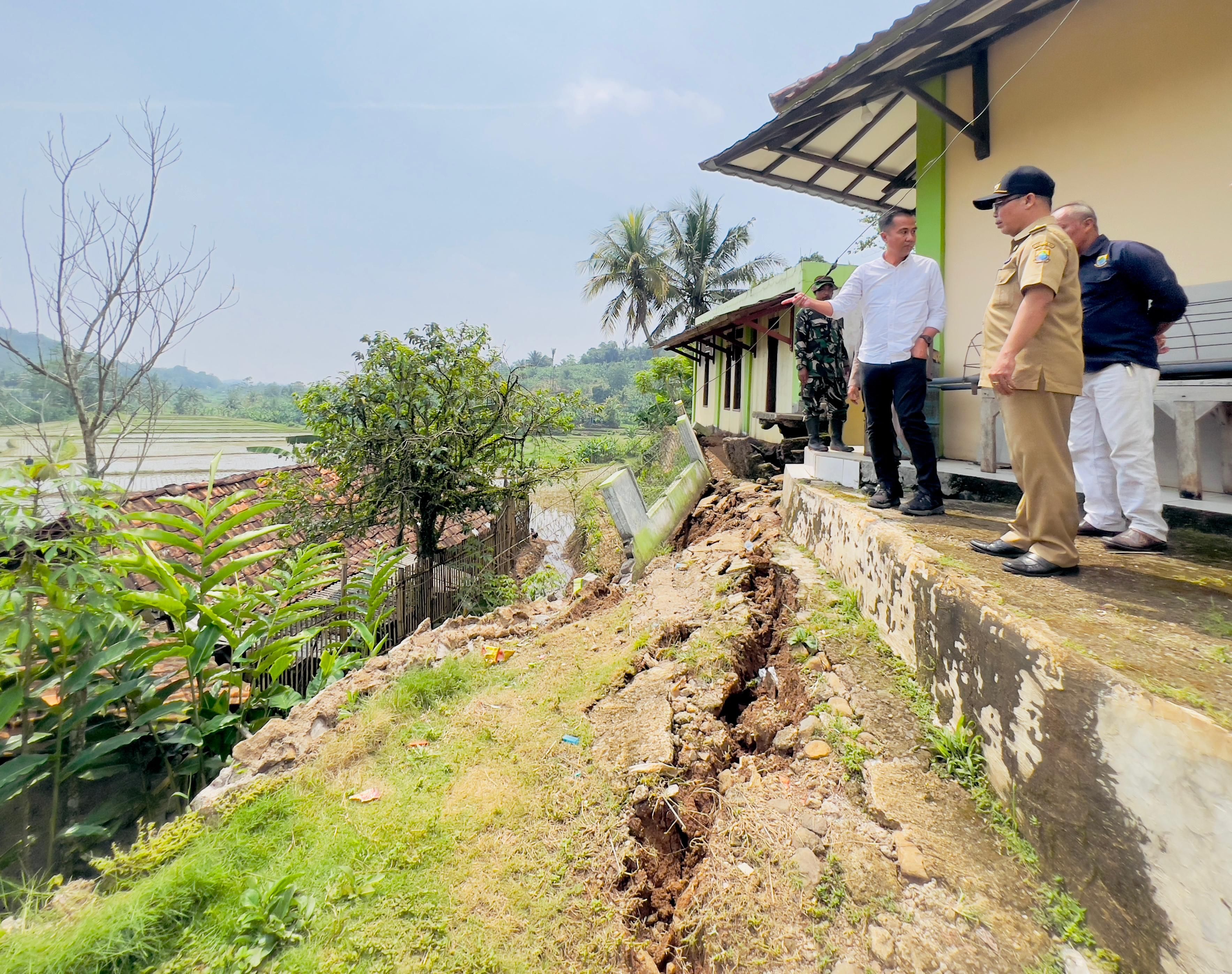 65 Kepala Keluarga (KK) terancam tanah bergerak di Cianjur.