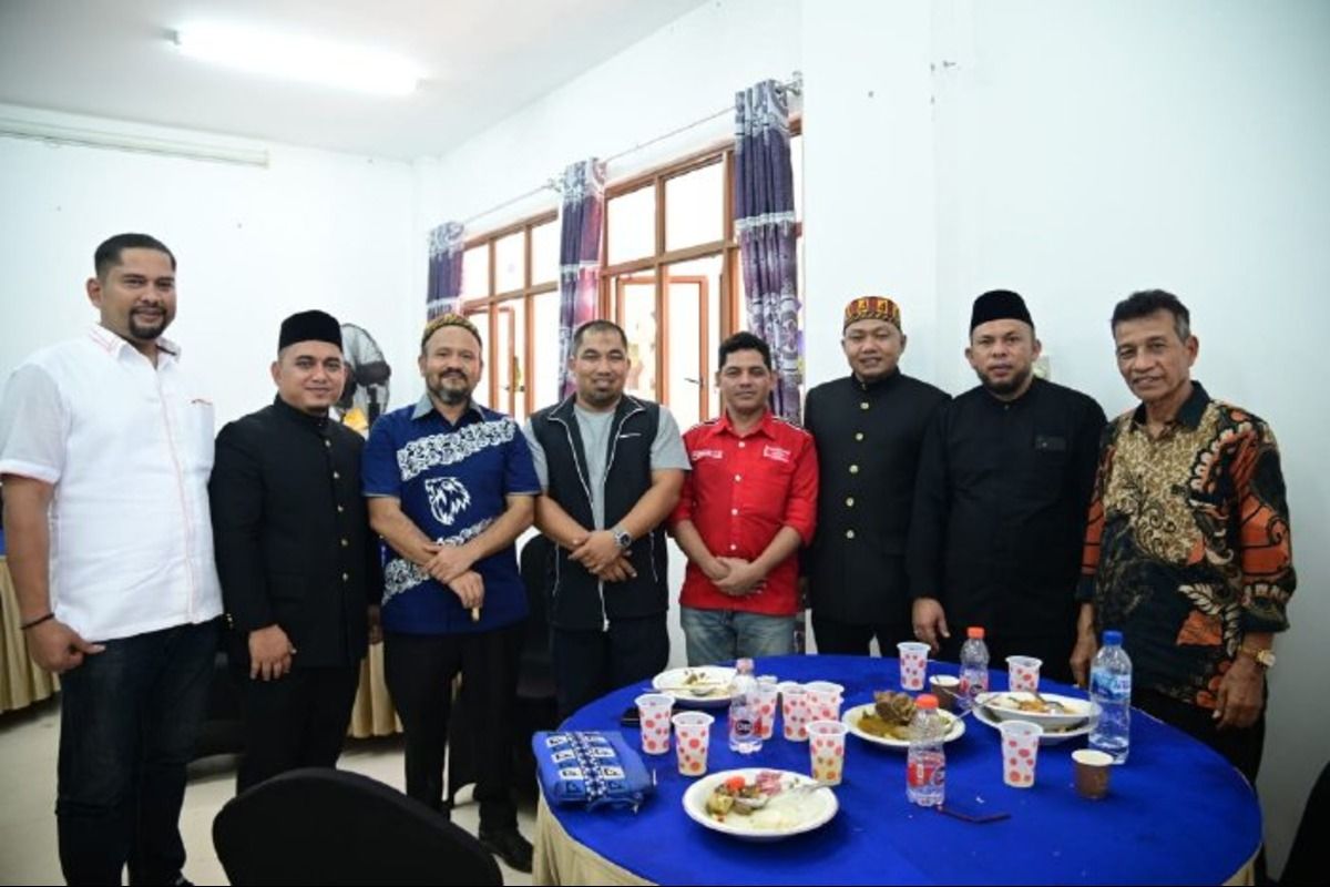 Pj Bupati Aceh Besar Muhammad Iswanto SSTP MM hadir saat tepung tawar (peusijuek) 8 anggota DPRK dan seorang anggota DPRA terpilih periode 2024-2029 dari PAN Aceh Besar di aula SMKN Al Mubarkeya, Kayee Lee, Ingin Jaya, Minggu (28/4/2024)