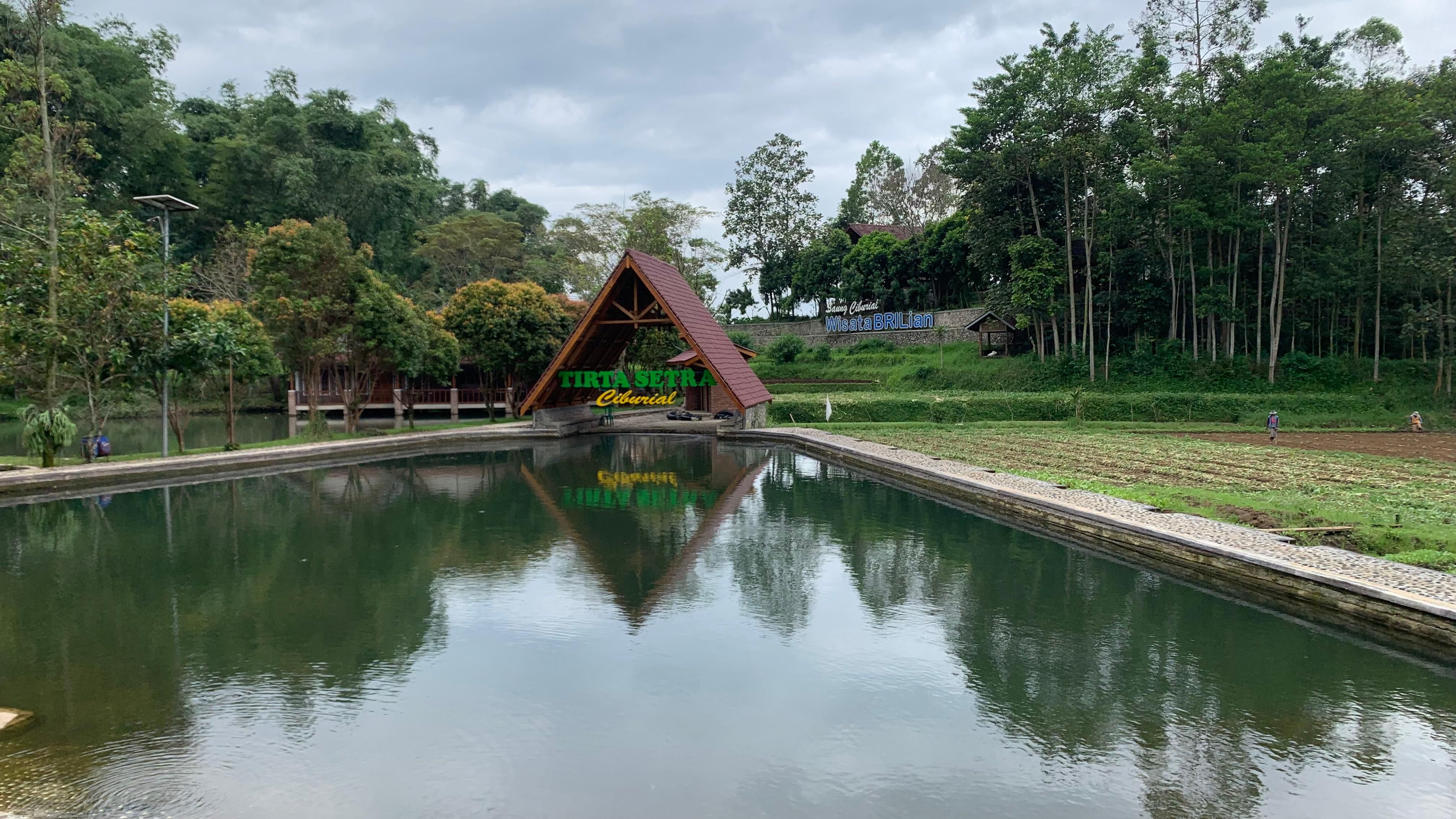 Pemandangan saat di gerbang masuk Desa Wisata Saung Ciburial, Desa Sukalaksana, Kec. Samarang, Kab. Garut, Sabtu, 27 April 2024.