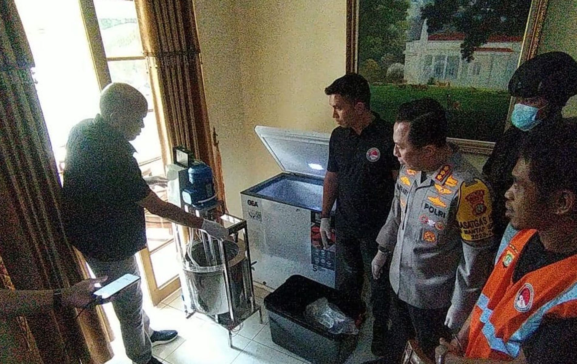 Ditresnarkoba Polda Metro Jaya menggerebek pabrik tembakau sintetis rumahan. Narkoba tersebut diracik di sebuah rumah di perumahan elite di Sentul, Bogor.