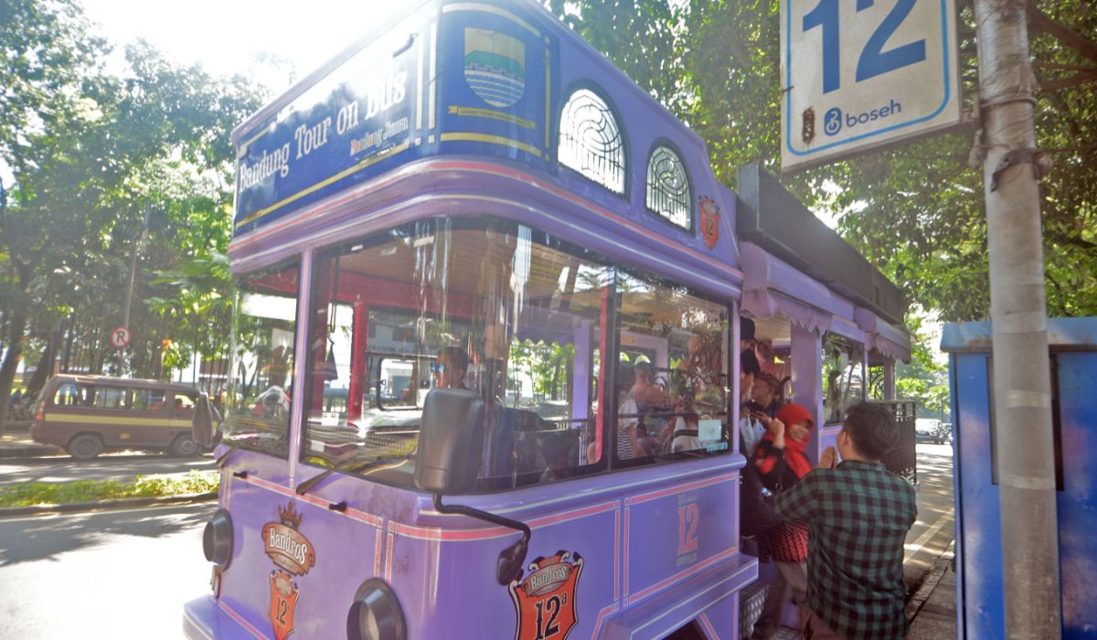 Penumpang turun dari Bandung Tour On Bus (Bandros) di pul Jalan Diponegoro, Kota Bandung, Minggu, 28 April 2024. Dinas Perhubungan siap menambah tiga rute baru Bandros untuk mendukung pelaksanaan Braga Free Vehicle atau Braga Bebas Kendaraan.