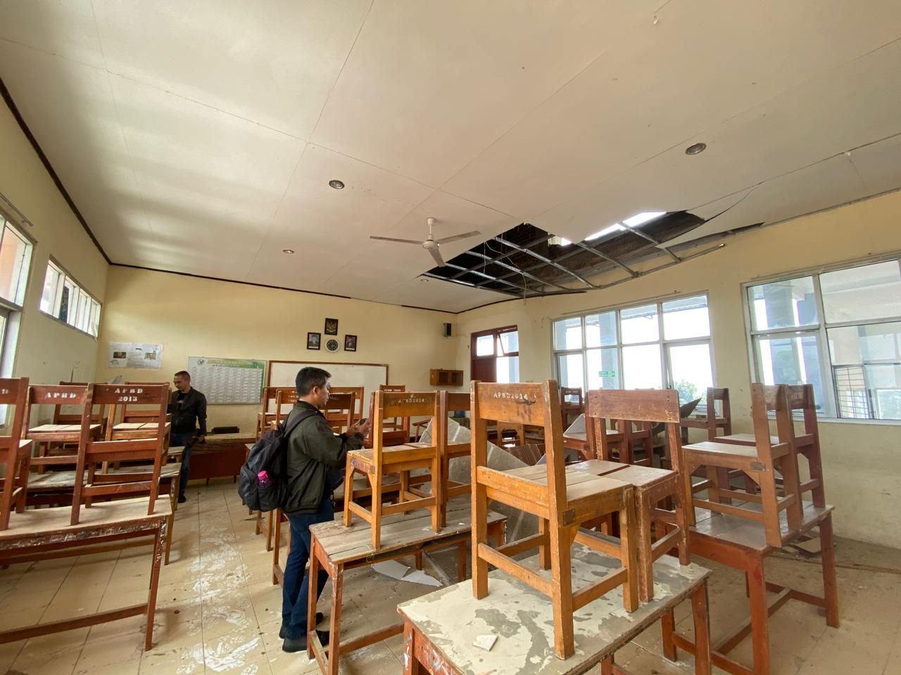Kondisi salah satu ruangan kelas di SMPN 11 Cimahi yang plafonnya ambruk akibat gempa Garut pada 27 April 2024.