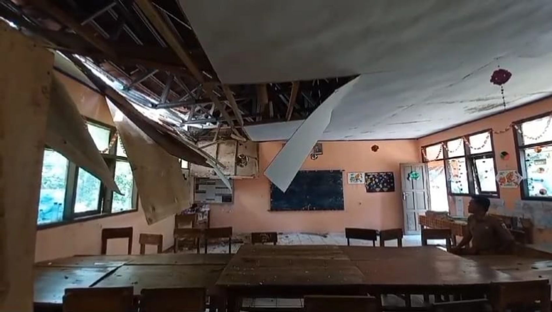 Ruang kelas SDN Tanjung Jaya Ambruk akibat Gempa 6,5 M