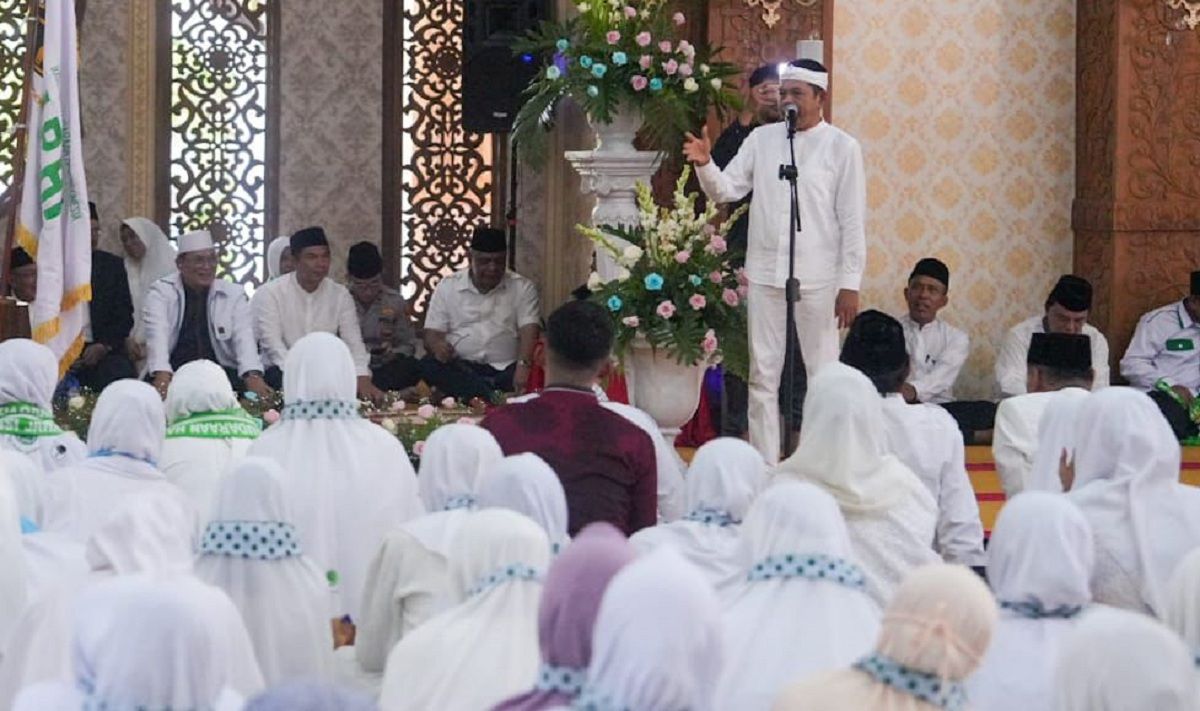 Mantan Bupati Purwakarta, Dedi Mulyadi memberikan sambutan di acara halal bihalal IPHI Purwakarta di Masjid Tajug Gede, Sabtu, 28 April 2024.*