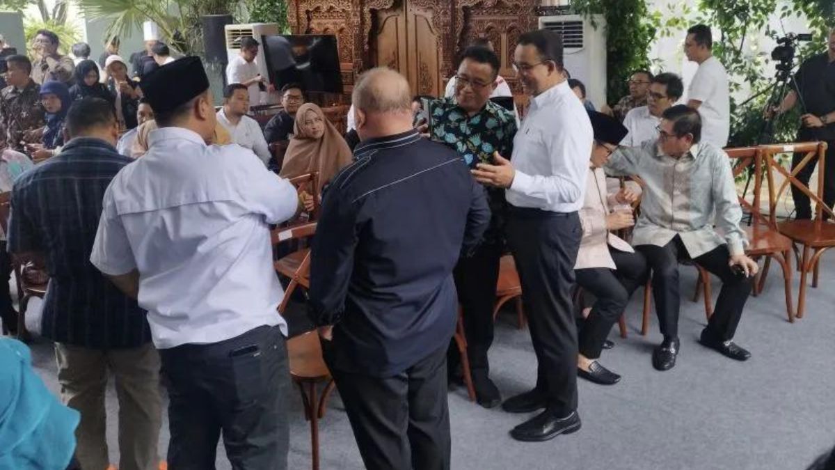 Anies Baswedan saat menyambut kedatangan Timnas AMIN di rumahnya, Selasa (30/4/2024).