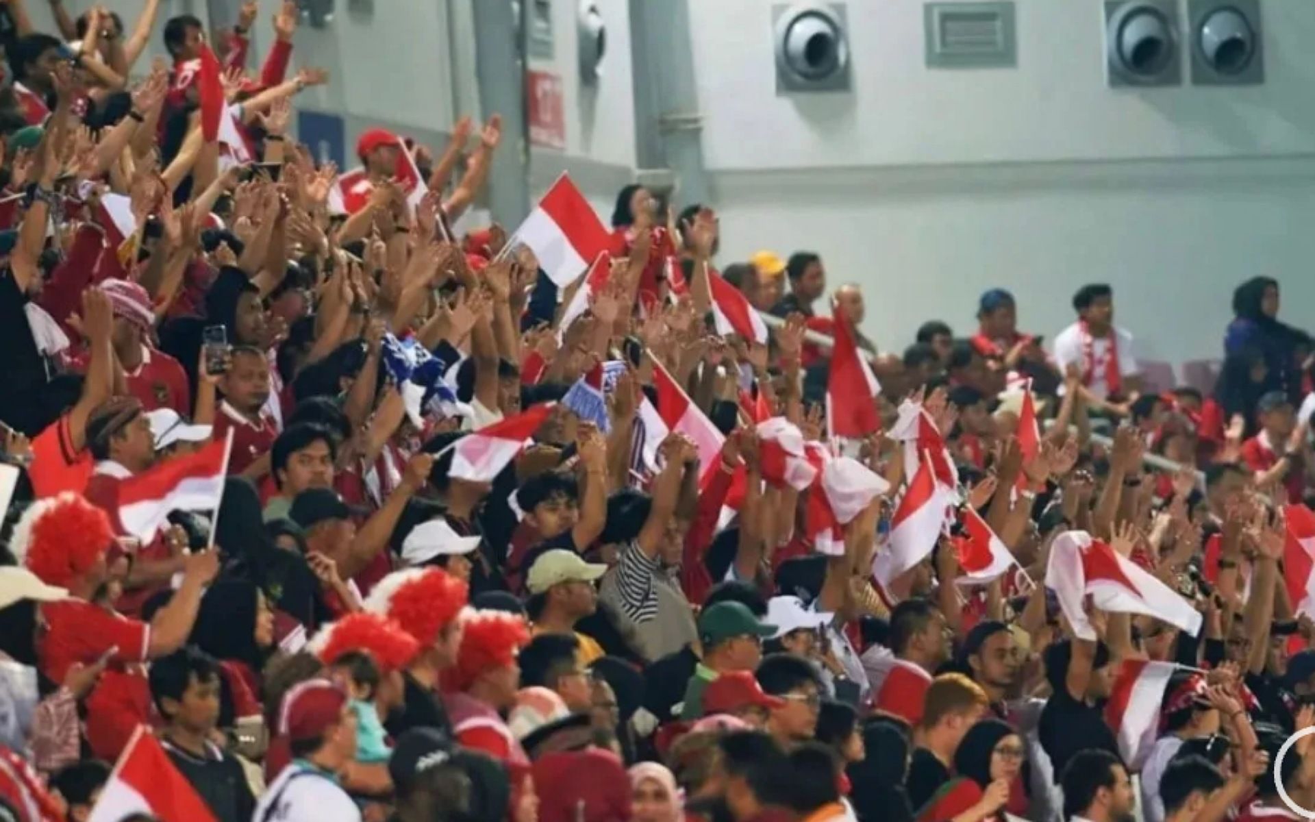 Ratusan suporter WNI hadir langsung menyaksikan pertandingan Piala Asia U-23 2024 antara Timnas Indonesia U-23 melawan Uzbekistan di Stadion Abdullah bin Khalifa.