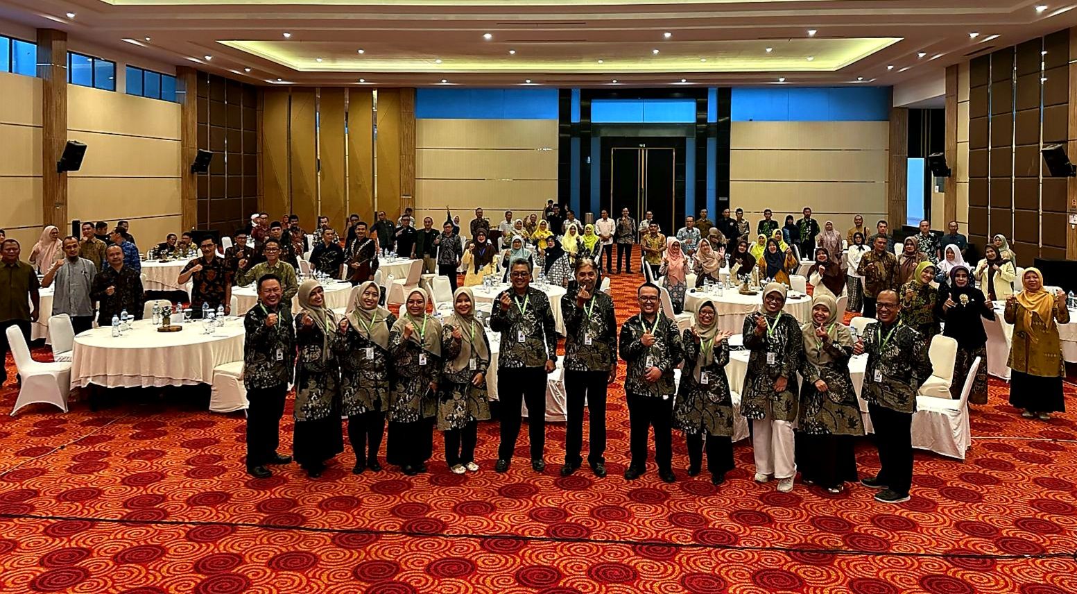 Foto bersama Rakorda Badan Akreditasi Nasional Pendidikan PAUD, Dasar dan menengah (BAN PDM) Jawa Barat di Hotel Novena Bandung, mulai  25 - 27 April 2024. 