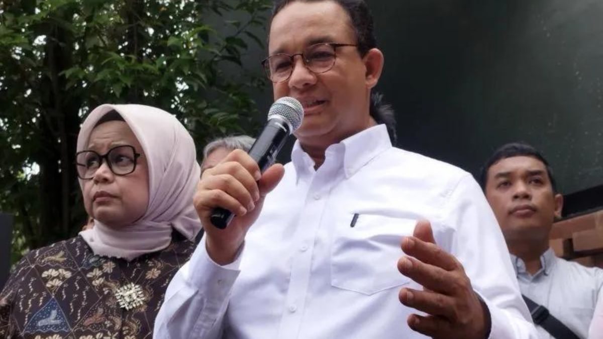 Kandidat calon presiden dalam Pilpres 2024, Anies Baswedan menyampaikan keterangan pers di kediamannya, Jakarta, Selasa (30/4/2024).