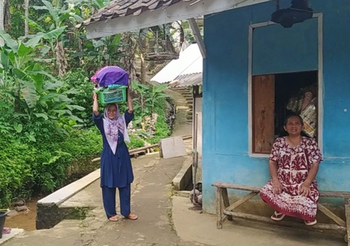 Seorang warga Dusun Sukamaju, Desa Sukamaju, Kecamatan Cihaurbeuti, Kabupaten Ciamis mengungsi, Selasa (30/4/2024). Warga mengungsi akibat terjadi pergeseran tanah paska gempa Garut. Selain di mushalla dan garasi, beberapa KK memilih mengungsi di tempat kerabat. 