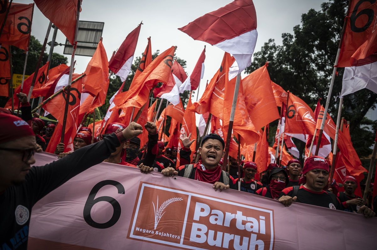 Simpatisan dari Partai Buruh melakukan aksi damai dalam rangka Hari Buruh Internasional di kawasan Patung Kuda, Jakarta, Rabu, 1 Mei 2024.